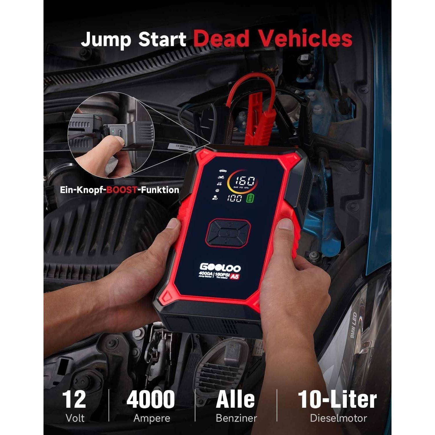 Person hält ein GOOLOO Starthilfegerät in einem Motorraum eines Autos; Text sagt „Starthilfe für tote Fahrzeuge