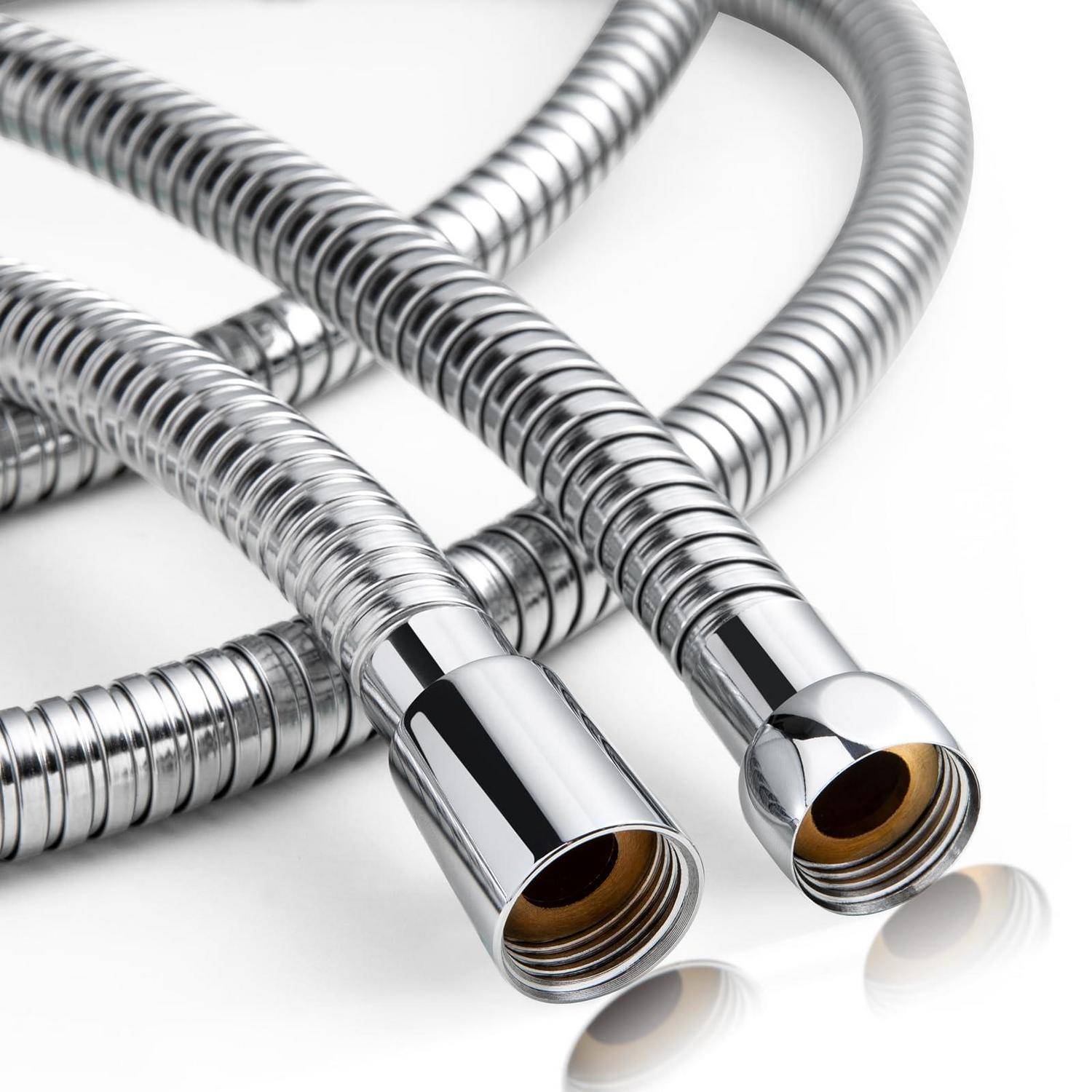 Zwei verchromte flexible Metallschläuche mit Gewindeverbindern, ineinander verschlungen auf weißem Hintergrund.