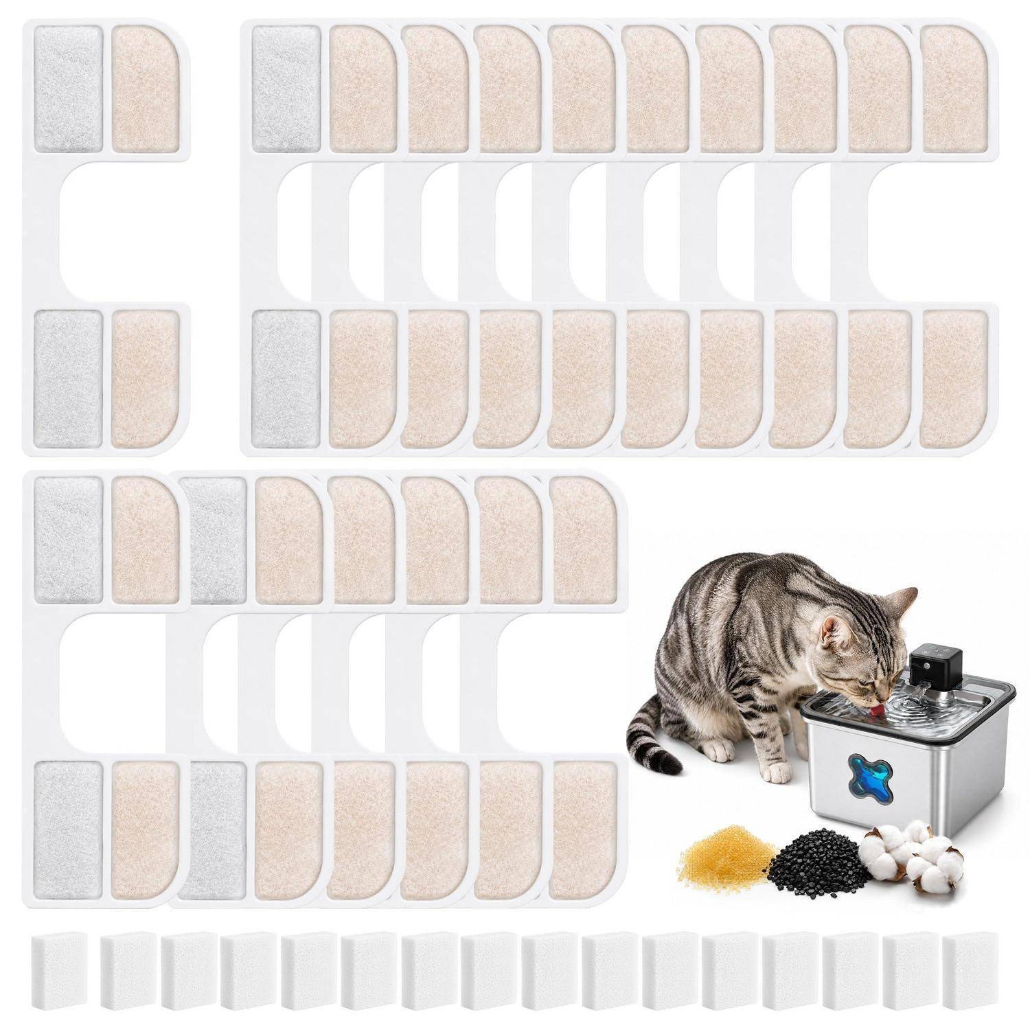 Getigerte Katze, die aus einem Edelstahl-Haustierbrunnen trinkt, neben Futter- und Katzenstreu-Zubehör, mit vielen wiederholten polsterartigen Paneelen, die in Reihen darum herum angeordnet sind.
