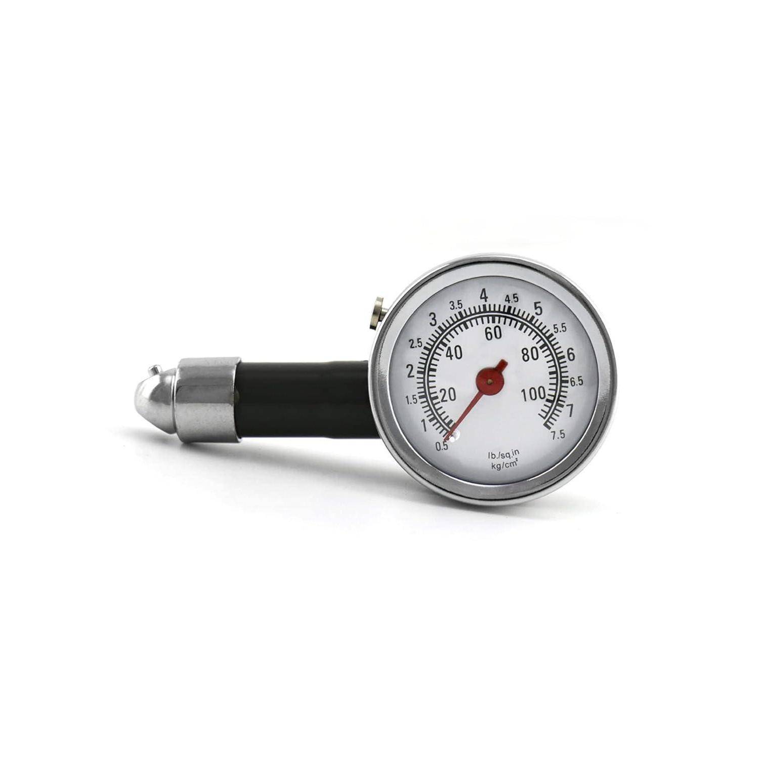 Rundes analoges Reifendruckmanometer mit schwarzem Schlauch und Metallkopf, das eine rote Nadel auf einem nummerierten Zifferblatt zeigt.