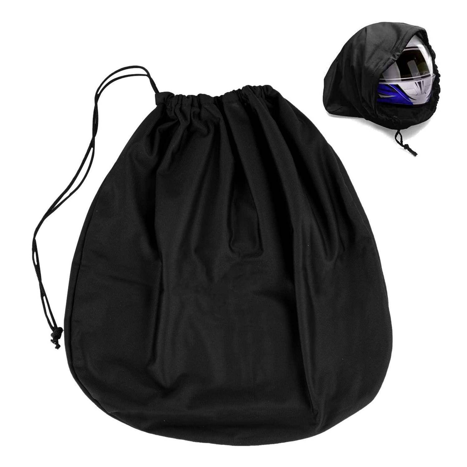 Schwarze Aufbewahrungstasche mit Kordelzug mit einem Motorradhelm, der oben rechts darin verstaut ist, zeigt die Größe und Verwendung der Tasche.