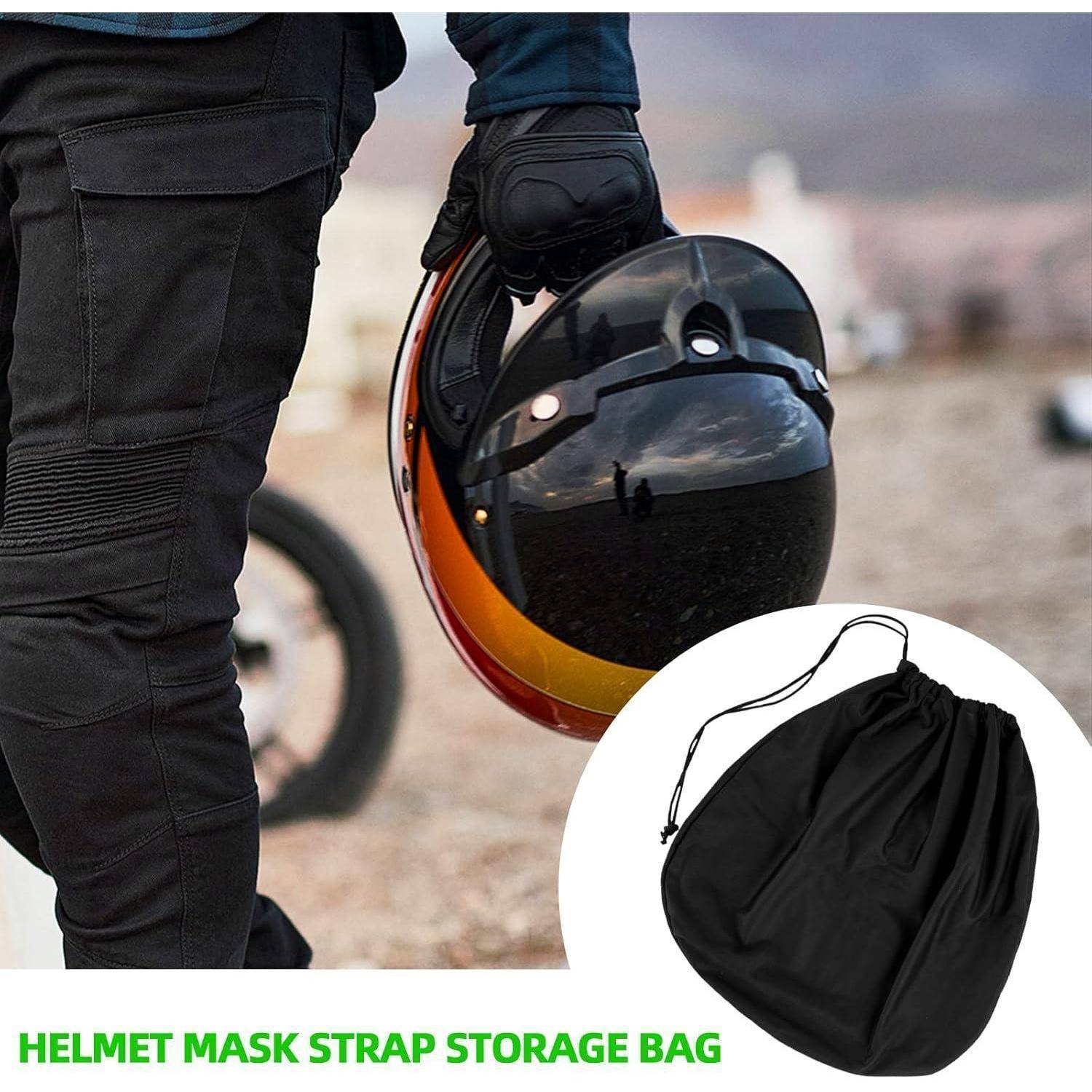 Person in Reitausrüstung mit einem Motorradhelm; Ausschnitt zeigt einen schwarzen Beutel mit Kordelzug mit der Aufschrift „HELMET MASK STRAP STORAGE BAG".