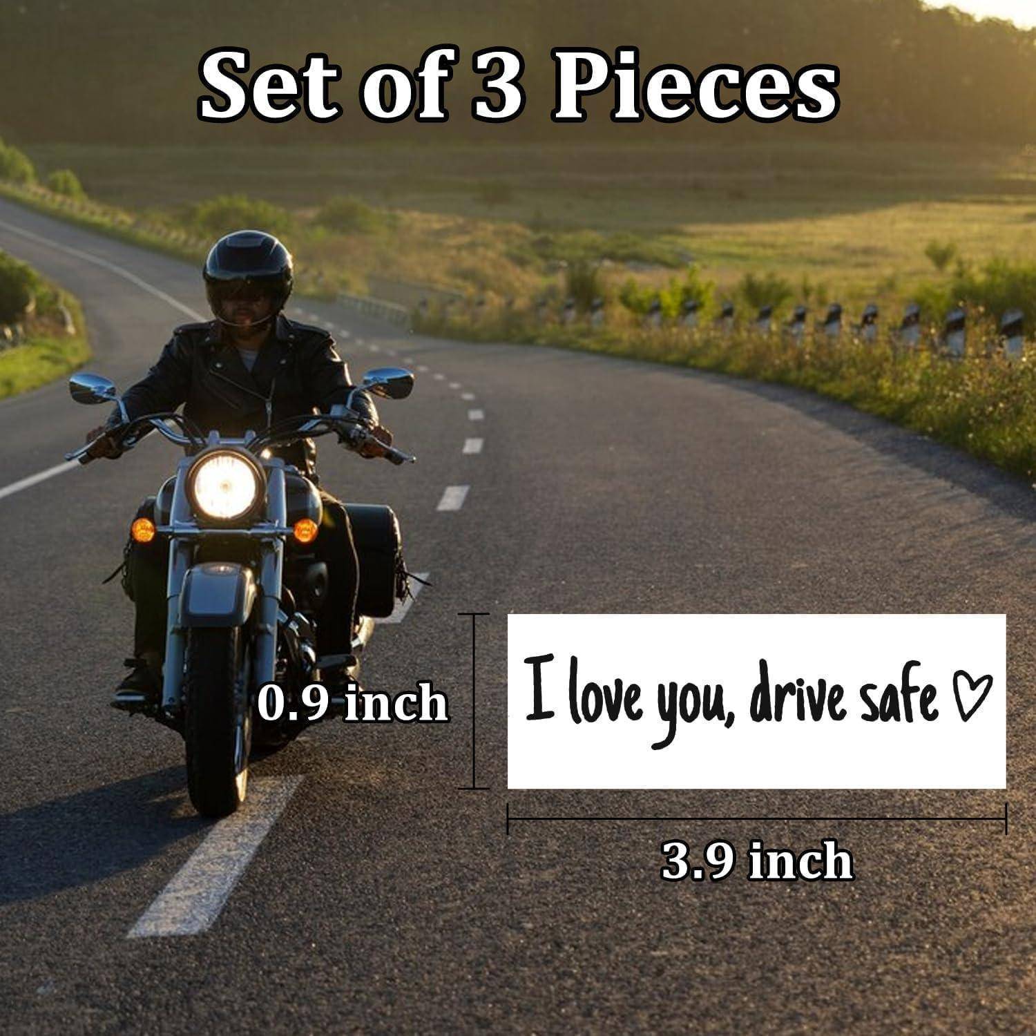 Motorradfahrer, der bei Sonnenuntergang auf einer Straße fährt mit Produkttext-Overlay: „3er Set