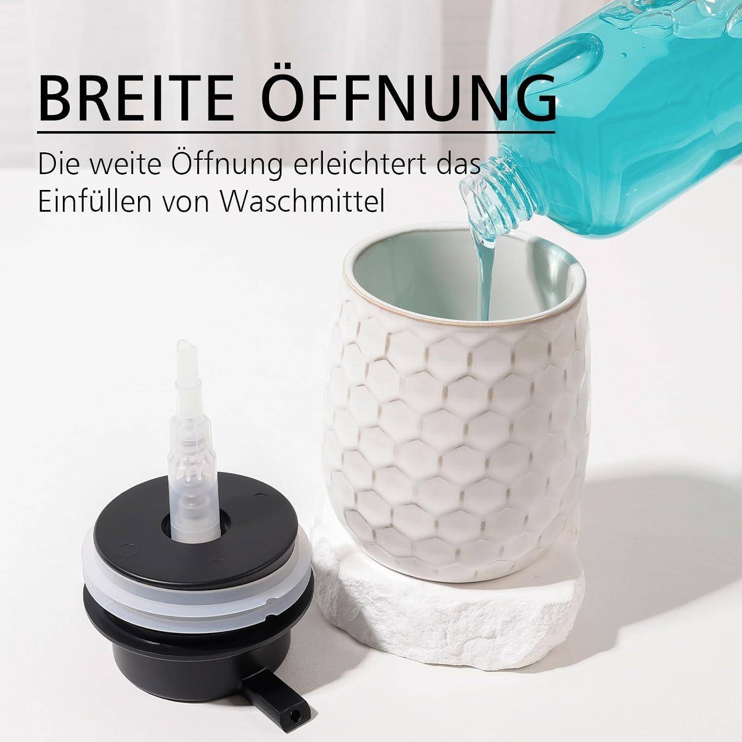 Die breite Öffnung ermöglicht ein einfaches Eingießen von Waschmittel; das Bild zeigt Waschmittel, das in einen strukturierten Behälter mit breiter Öffnung und Deckelanbringung gegossen wird.