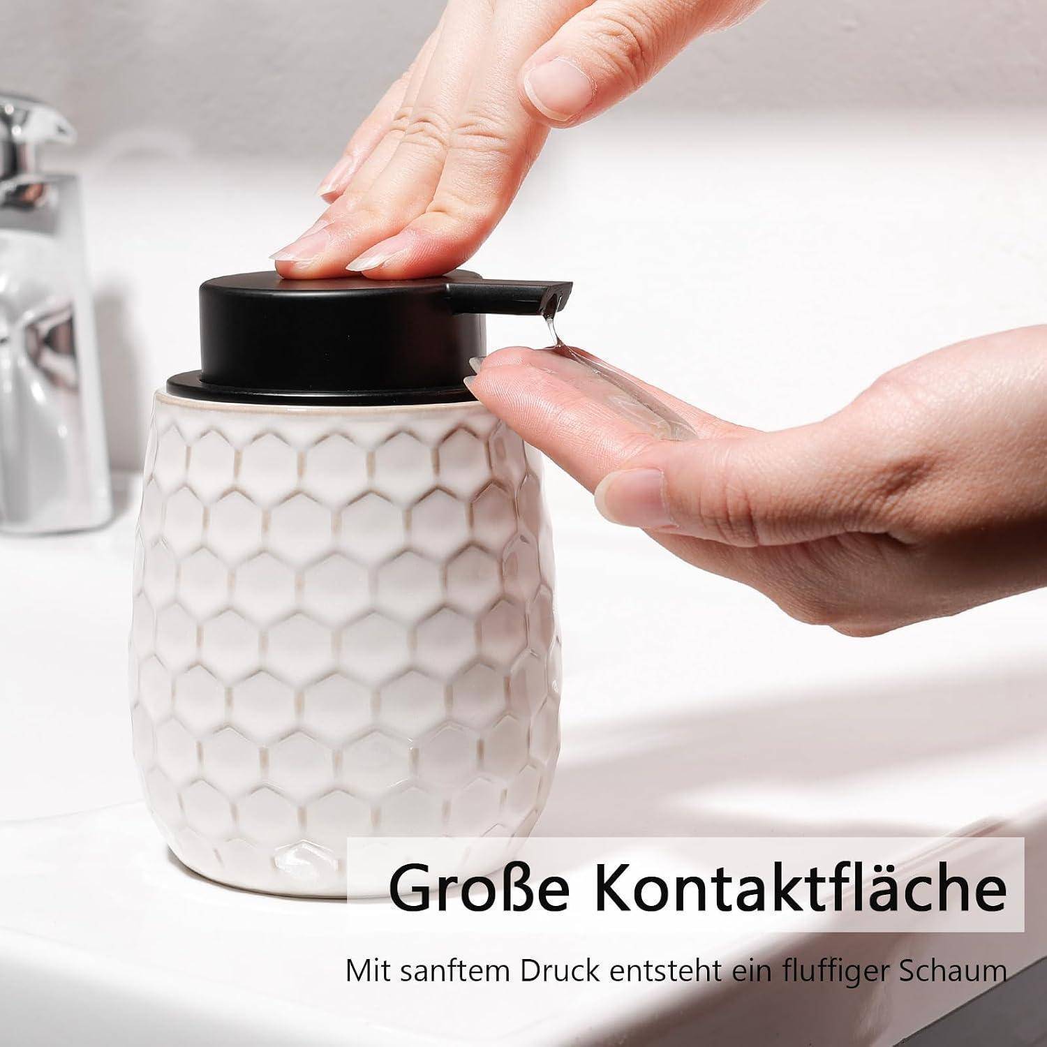 Hände drücken eine Seifenspenderpumpe auf einer strukturierten Flasche; deutscher Text lautet „Große Kontaktfläche