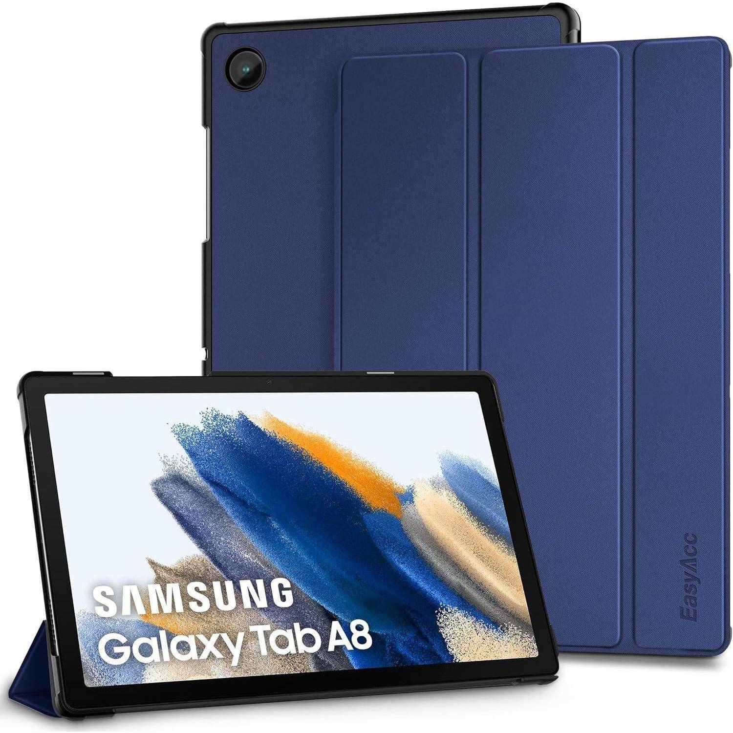 Samsung Galaxy Tab A8 Tablet angezeigt von vorne und hinten in einer blauen Schutzhülle, wobei der Bildschirm den Produktnamen anzeigt.