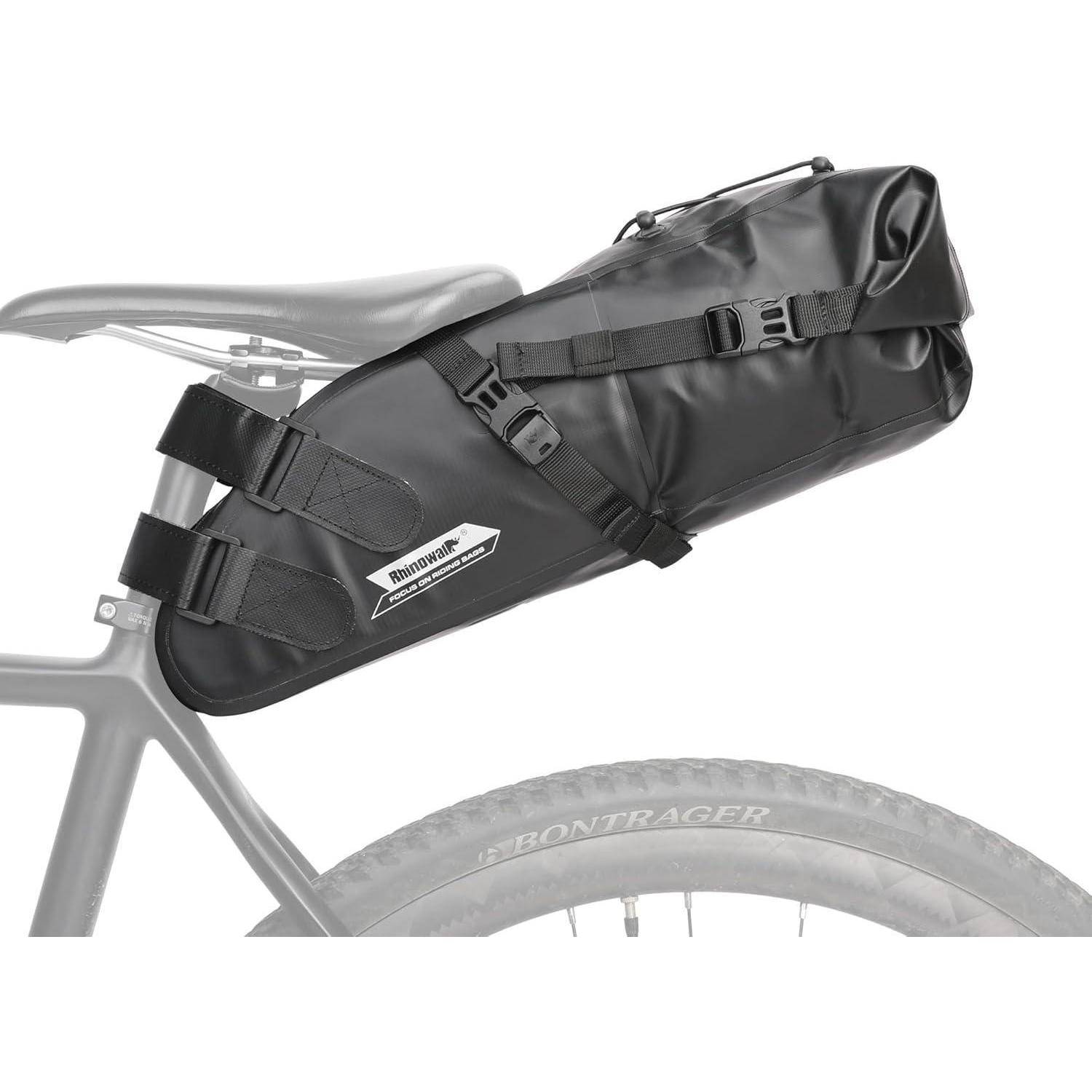 Schwarze Fahrradrahmentasche, die unter dem Oberrohr und im Sitzbereich angebracht ist, montiert auf einem Fahrrad mit sichtbarem Hinterrad.