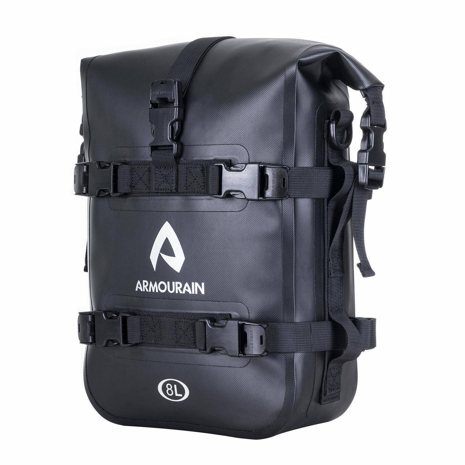 Schwarzer wasserdichter Rucksack mit Rollverschluss und Schnallen, Marke ARMOURAIN, mit Bezeichnung 8L, auf weißem Hintergrund gezeigt.