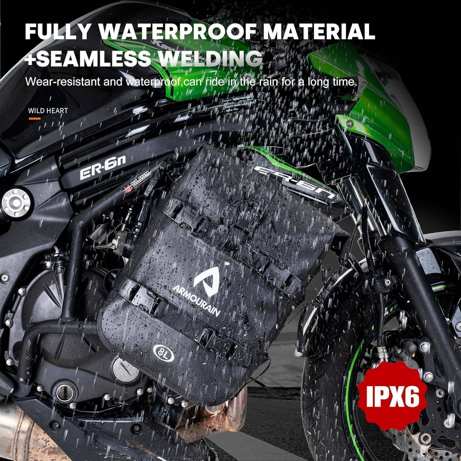 Motorrad mit einer wasserdichten schwarzen Seitentasche, die mit Wasser besprüht wird, wobei die "VOLLSTÄNDIG WASSERDICHTES MATERIAL"" und ""NAHTLOSE SCHWEISSUNG"" mit IPX6-Bewertung beworben werden.