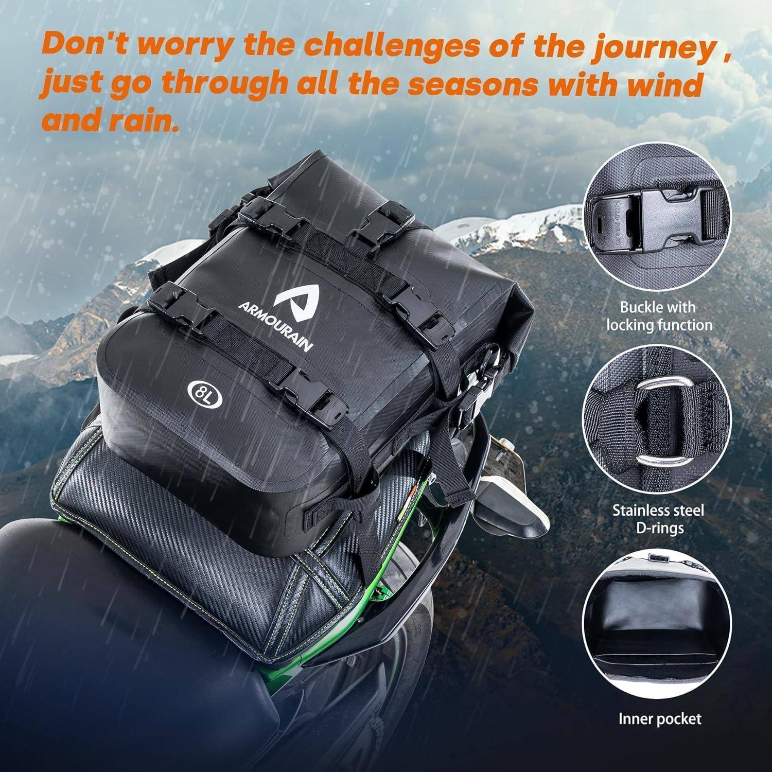 Wasserdichte schwarze Motorrad-Hecktasche an einem Motorrad im Regen, mit Beschriftungen für Verschlussverschnalle, Edelstahl-D-Ringe und innere Tasche.