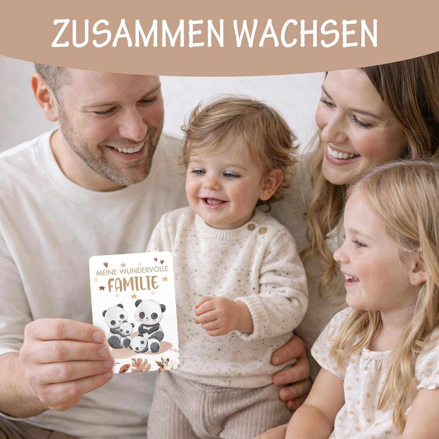 Familie lächelt mit zwei kleinen Kindern und schaut auf eine Karte, die 'Meine wundervolle Familie' liest; die Überschrift sagt 'Zusammen wachsen'.