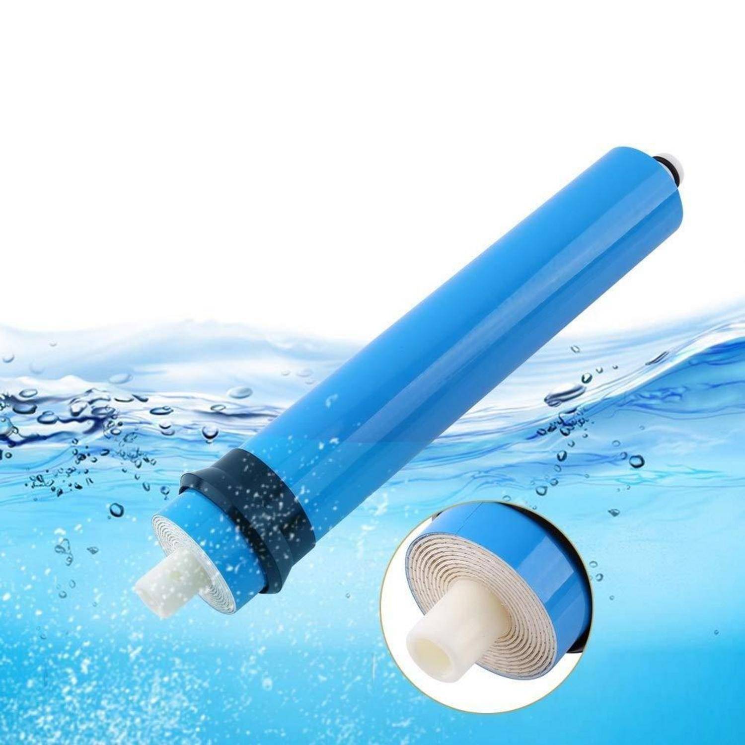 Blauer zylindrischer Wasserfilter-Kartuschen in spritzendem Wasser dargestellt, mit einer Nahaufnahme des weißen Maschenkerms als Einsatz.