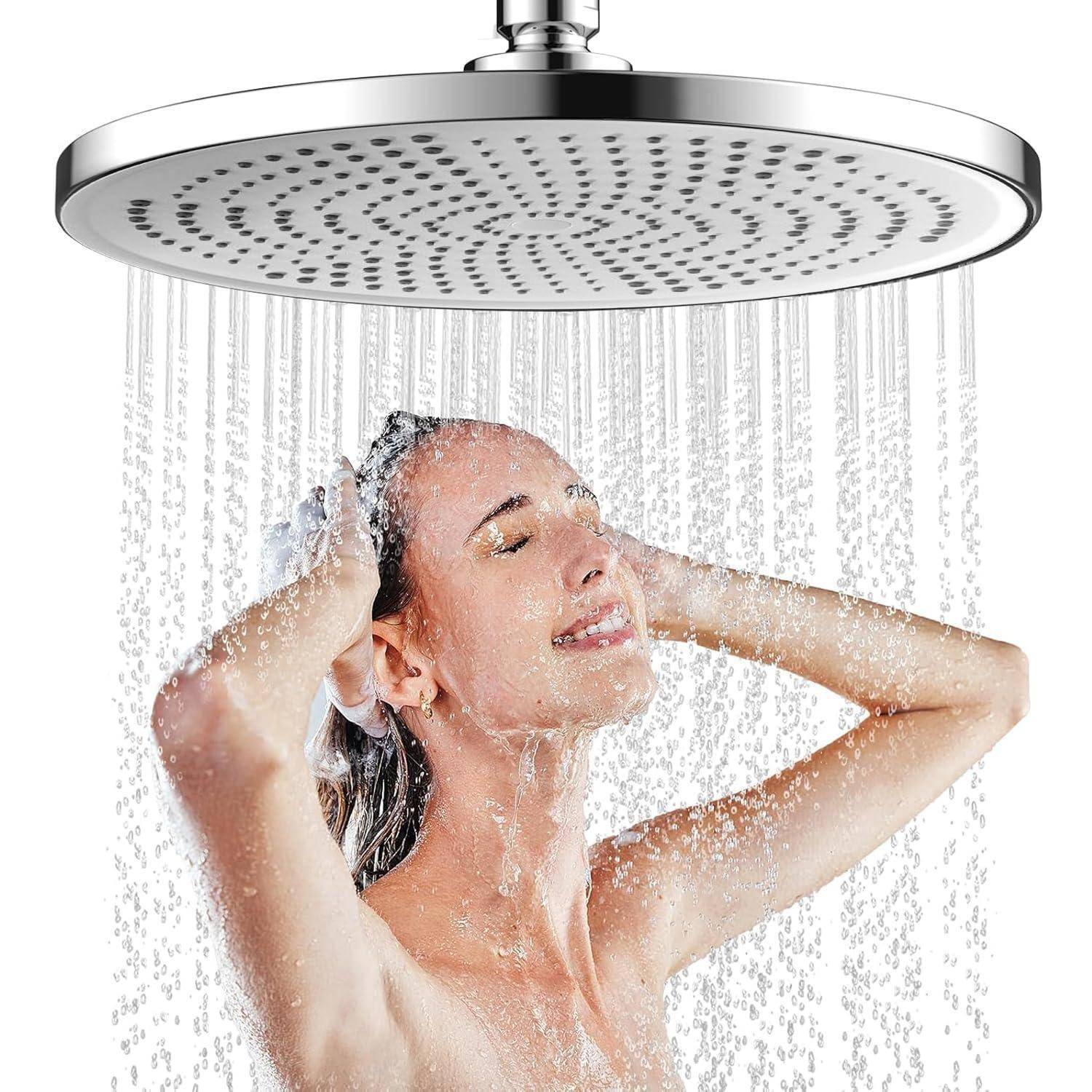 Frau, die unter einer großen runden Regenbrausedüsche duscht, sich die Haare wäscht, die Augen geschlossen hat und im Badezimmer lächelt.