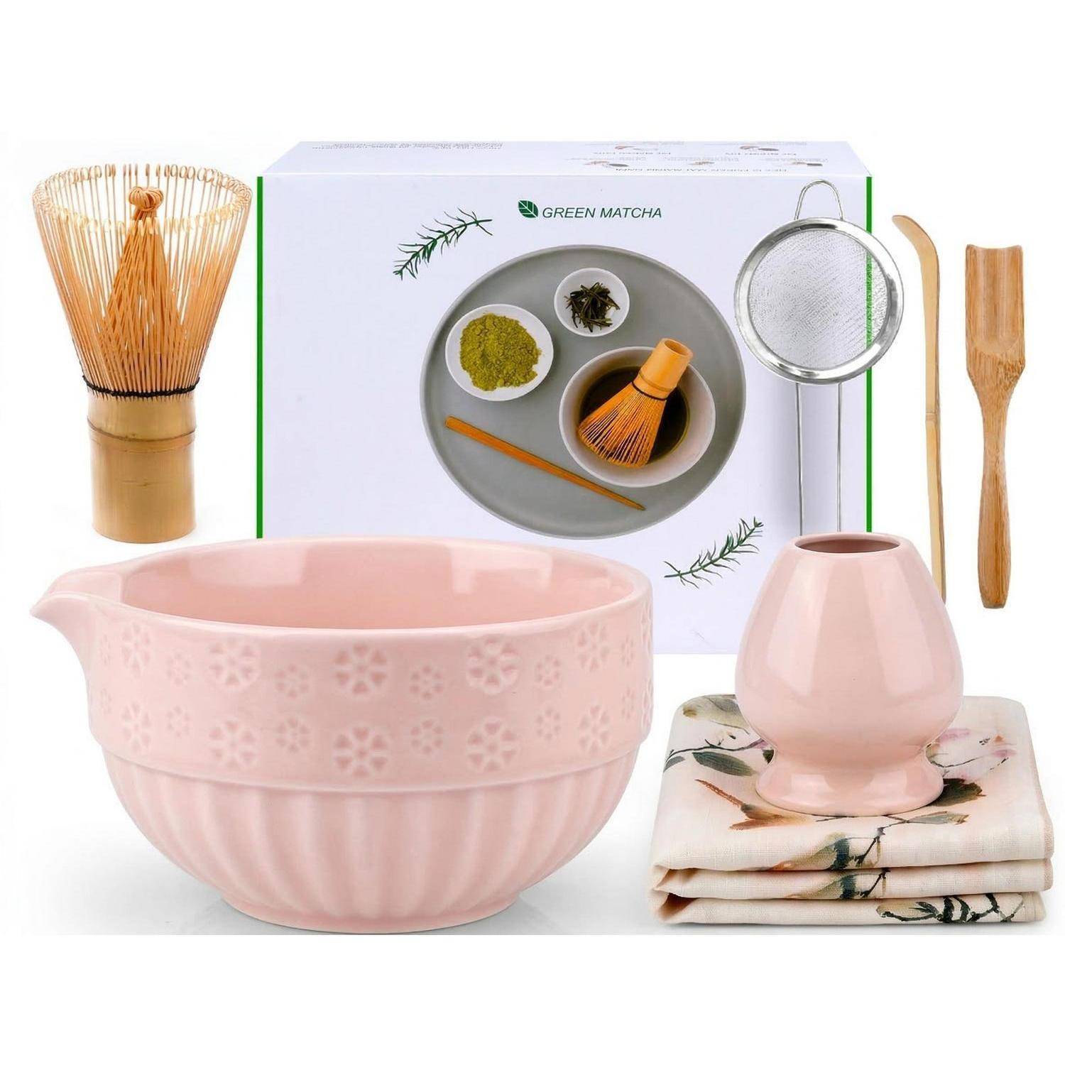Matcha-Teezeremonie-Set mit rosa Schale, Schneebesen, Sieb, Löffel, Sesenbhalter, Tüchern und Verpackungsbox.