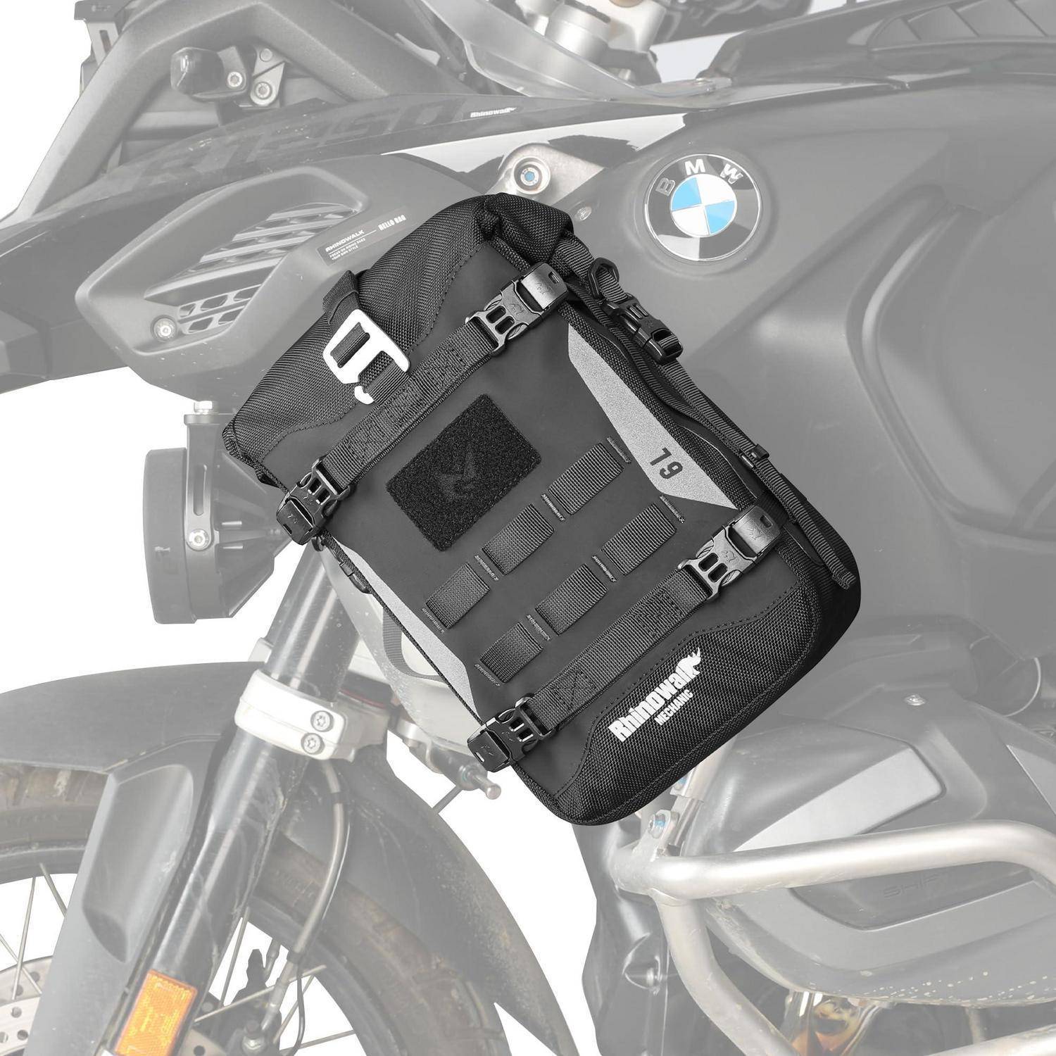 Schwarze Rhinowalk Motorrad-Tanktasche auf einem BMW-Motorrad montiert, mit Riemen und Schnallen auf dem Kraftstofftank gesichert.