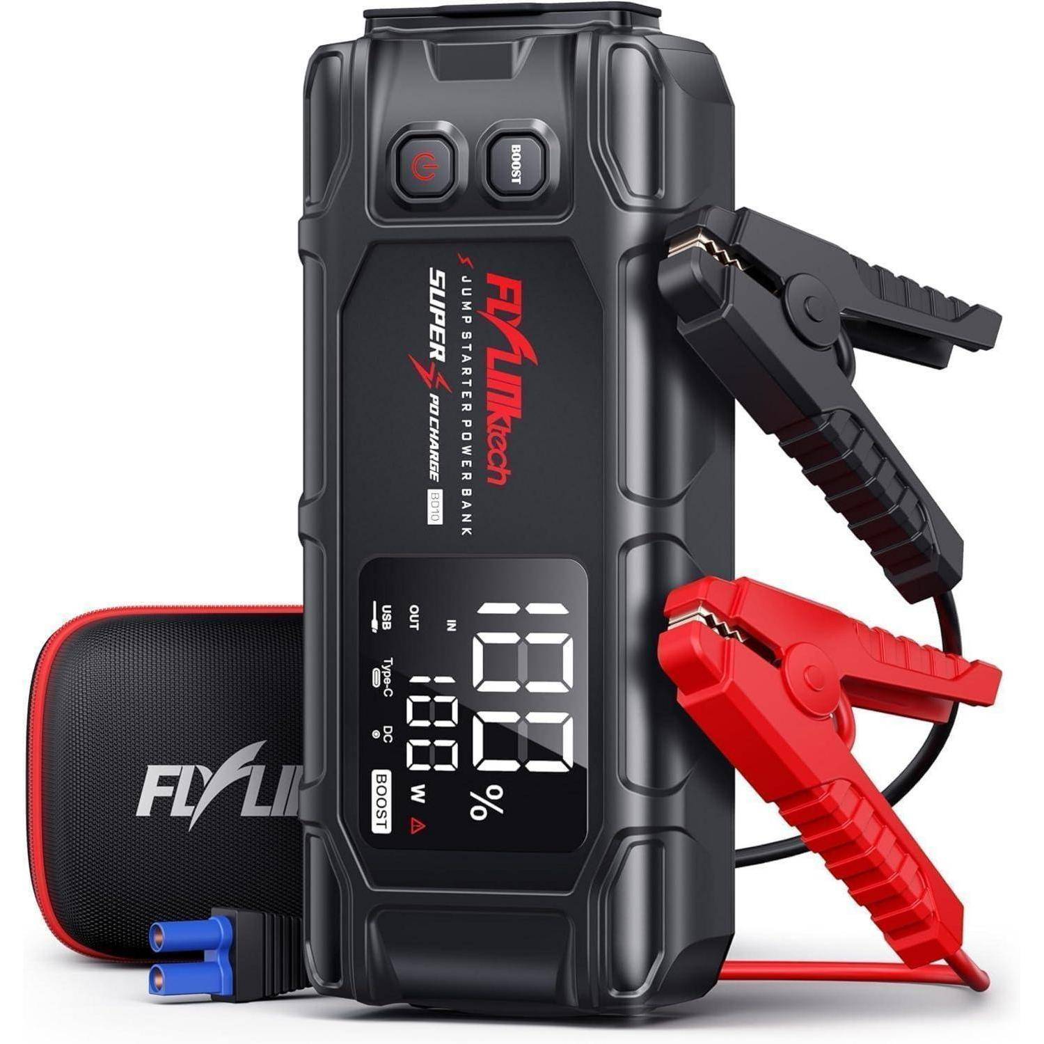 Tragbarer Starthilfegerät-Powerbank mit digitaler Anzeige, Starthilfekabeln und Transporttasche, dargestellt als Kfz-Batteriebooster-Gerät.