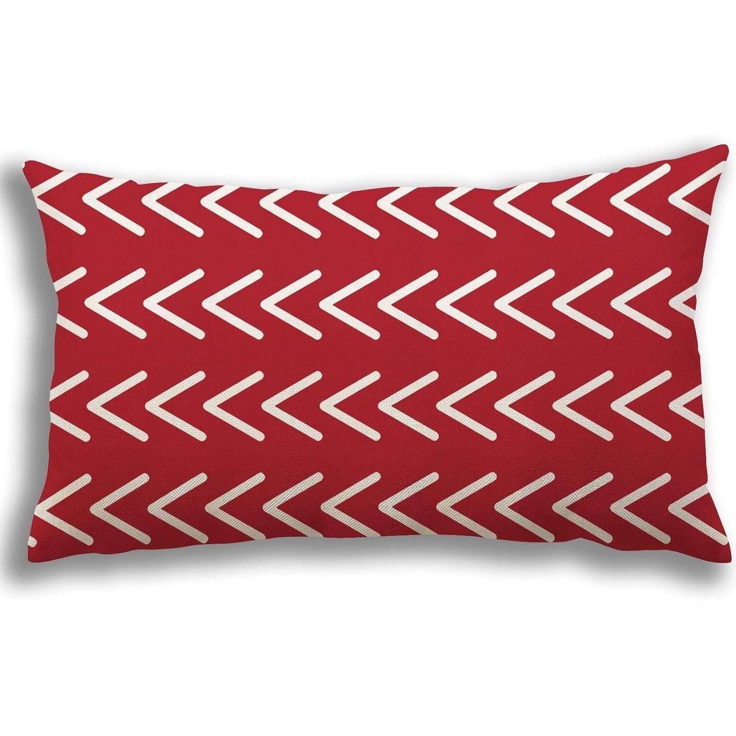 Rotes rechteckiges Wurf-Kissen mit weißem Chevron-Muster auf einem einfachen weißen Hintergrund.