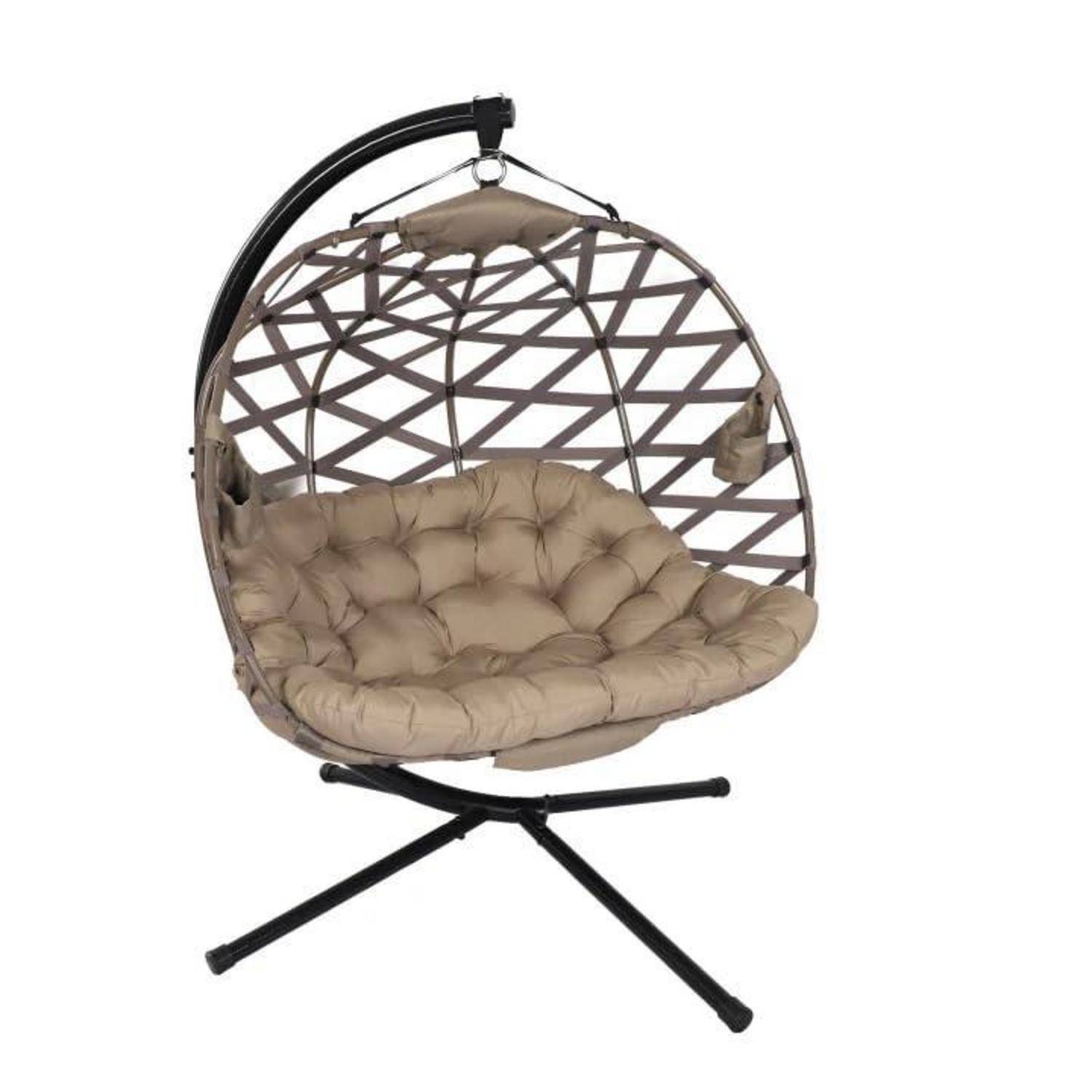 Beige gepolsterter hängender Eiersessel mit gewebtem Rücken und schwarzem Metallgestell auf weißem Hintergrund.