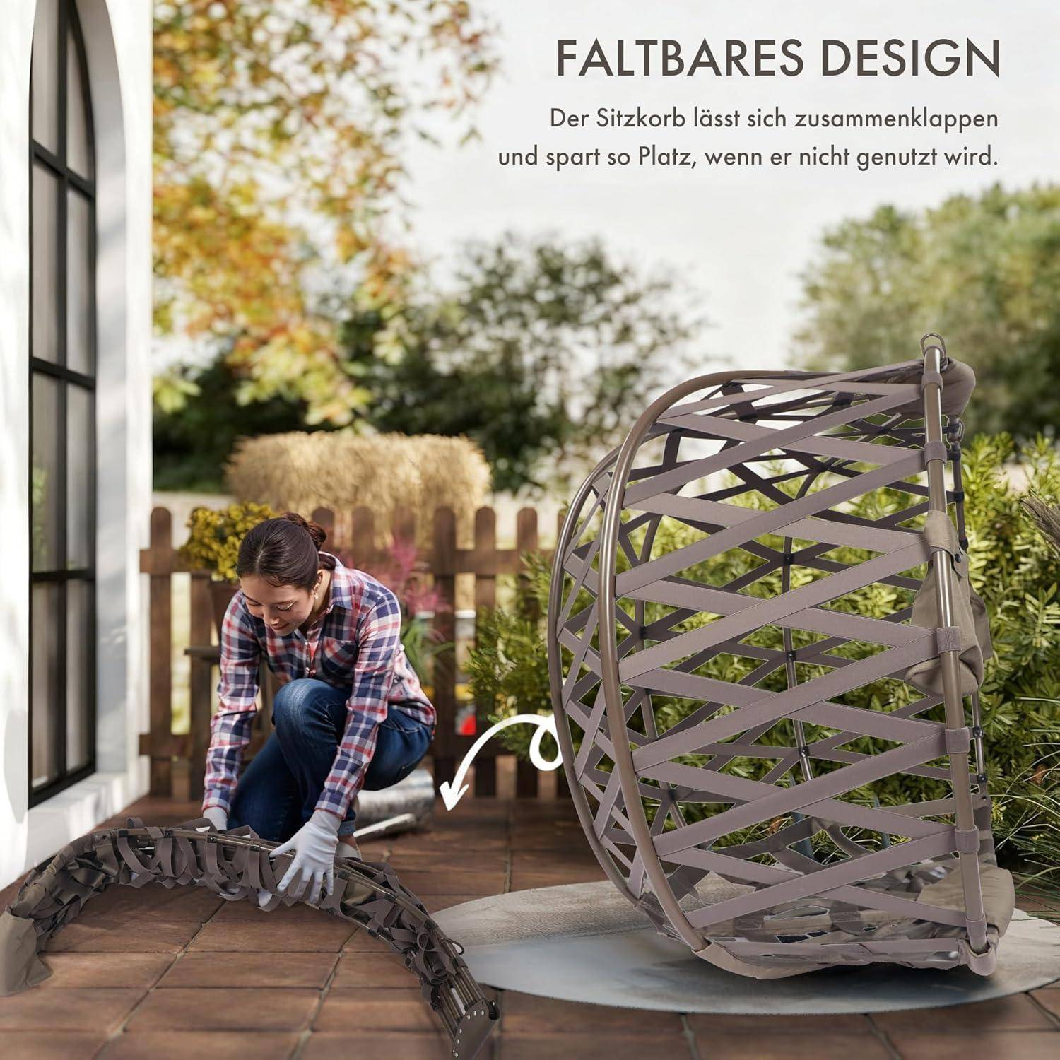 Outdoor-Anzeige mit einer Frau, die einen großen Korbstuhl zusammenklappt; der Text lautet „FALTBARES DESIGN