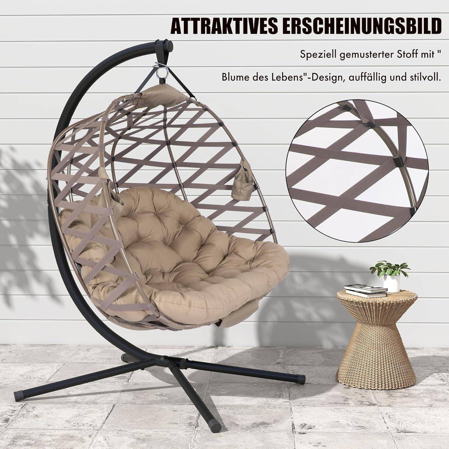 Moderner hängender Eiersessel mit beigem Kissen und geometrischem Riemengestell, gezeigt in Innenräumen neben einem kleinen Korb-Beistelltisch; deutscher Anzeigentext hebt das Design der 'Blume des Lebens' hervor.
