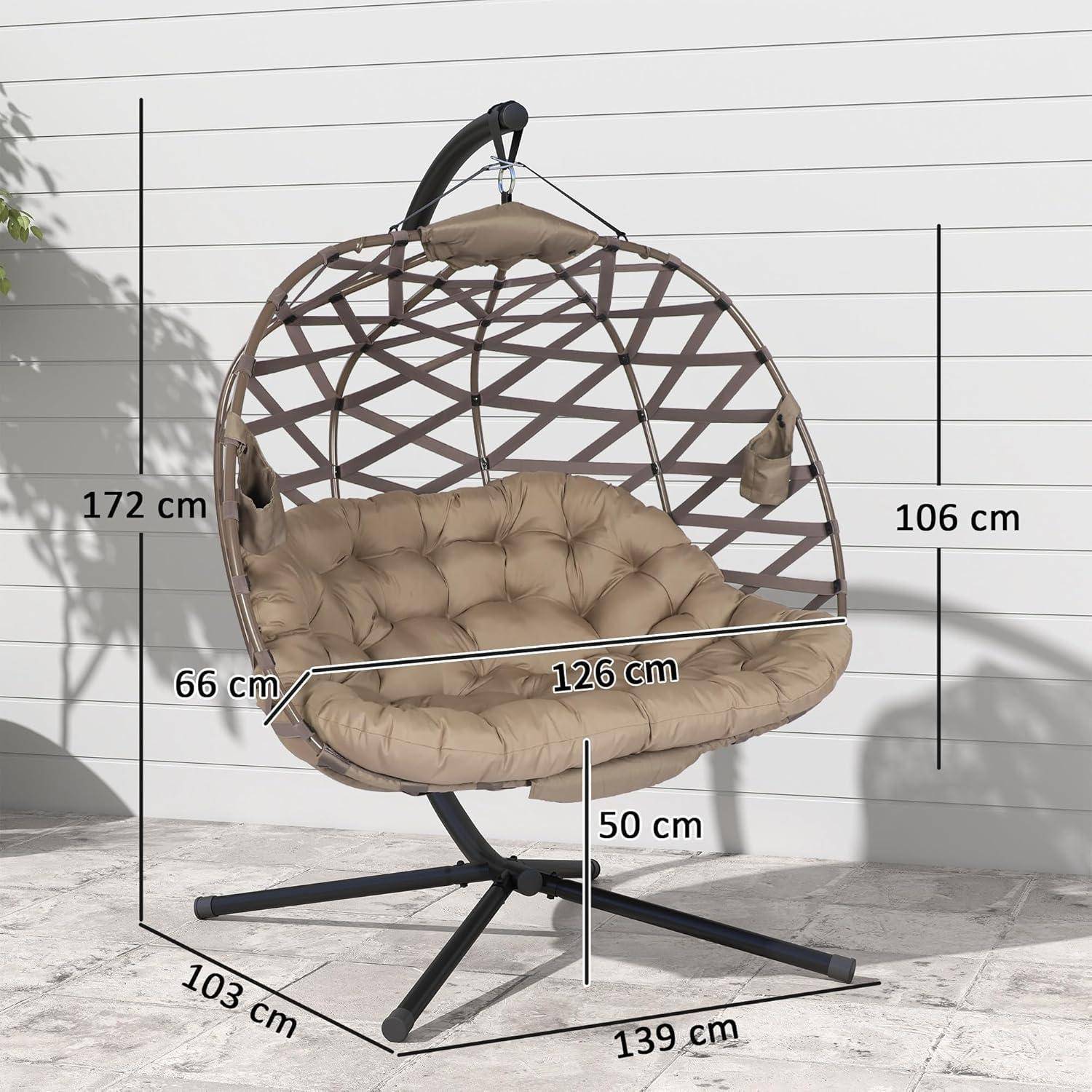 Beigefarbener gepolsterter Hängesessel mit Ständer, dargestellt mit den Abmessungen: 172 cm Höhe, 139 cm Breite, 103 cm Tiefe, 126 cm Sitzbreite, 66 cm Armlehnenhöhe und 50 cm Sitzhöhe.