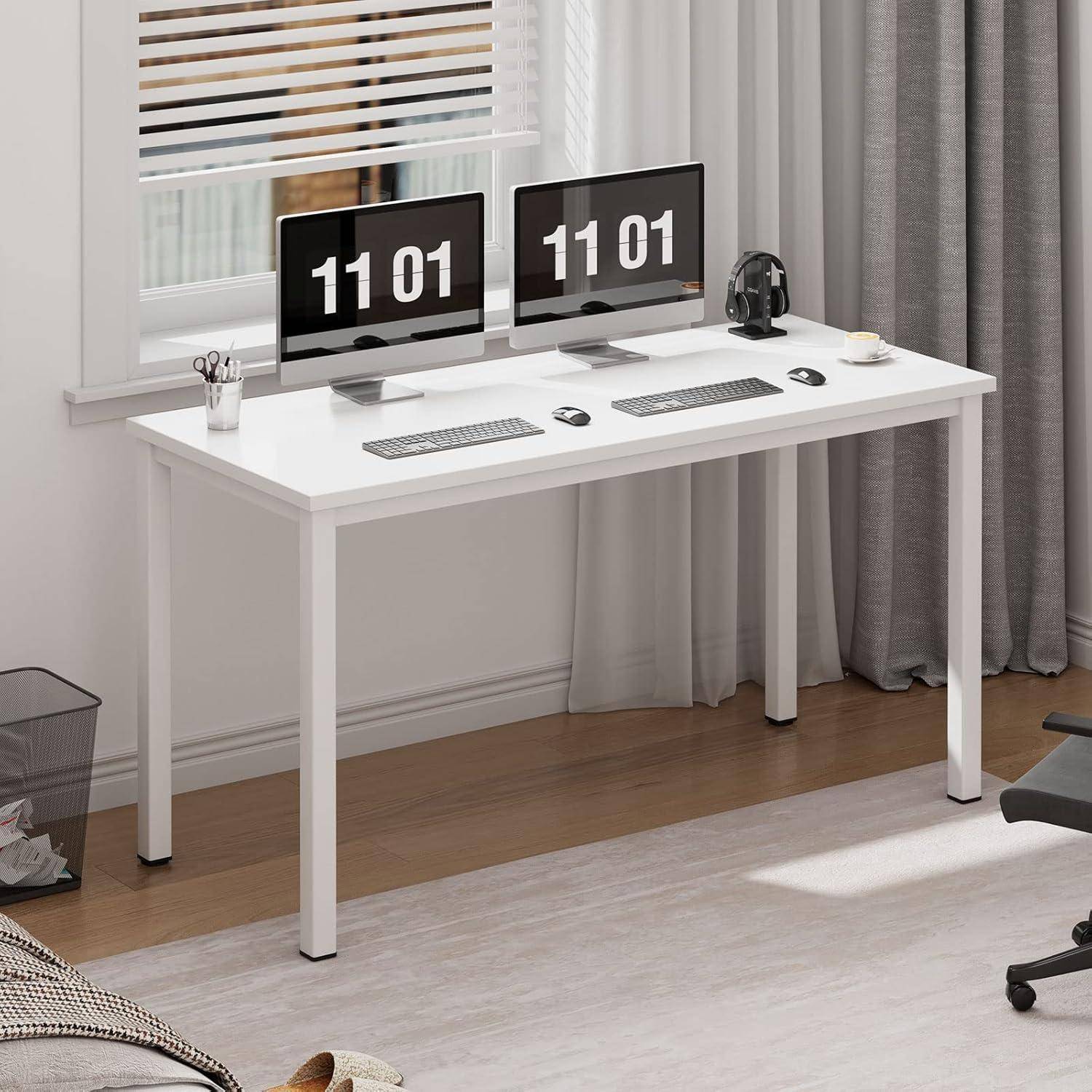 Minimalistisches Homeoffice mit zwei Desktop-Monitoren, die 11:01 anzeigen, Tastaturen, Mäusen, Kopfhörern und einem weißen Schreibtisch neben einem Fenster mit Vorhängen.