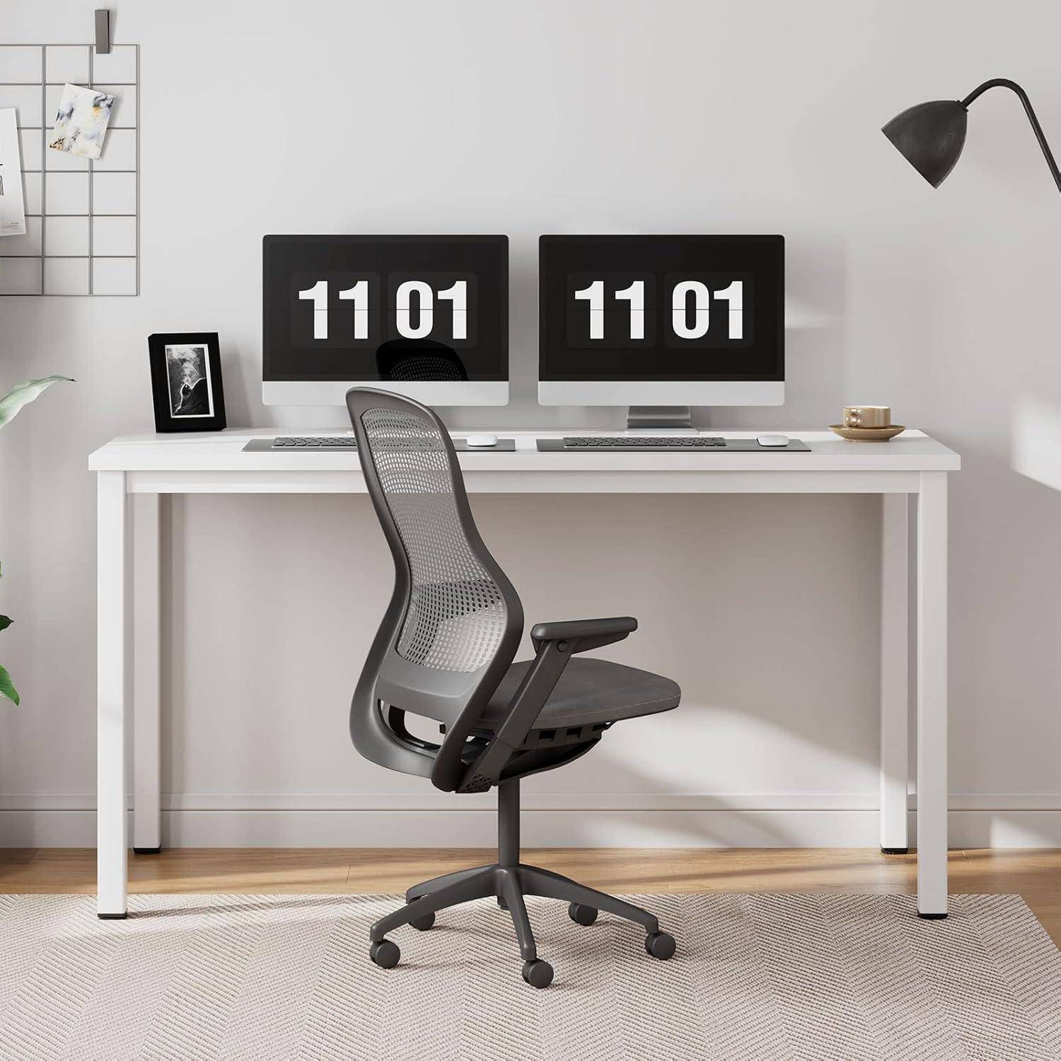 Modernes Homeoffice mit weißem Schreibtisch, zwei Desktop-Monitoren mit der Anzeige 