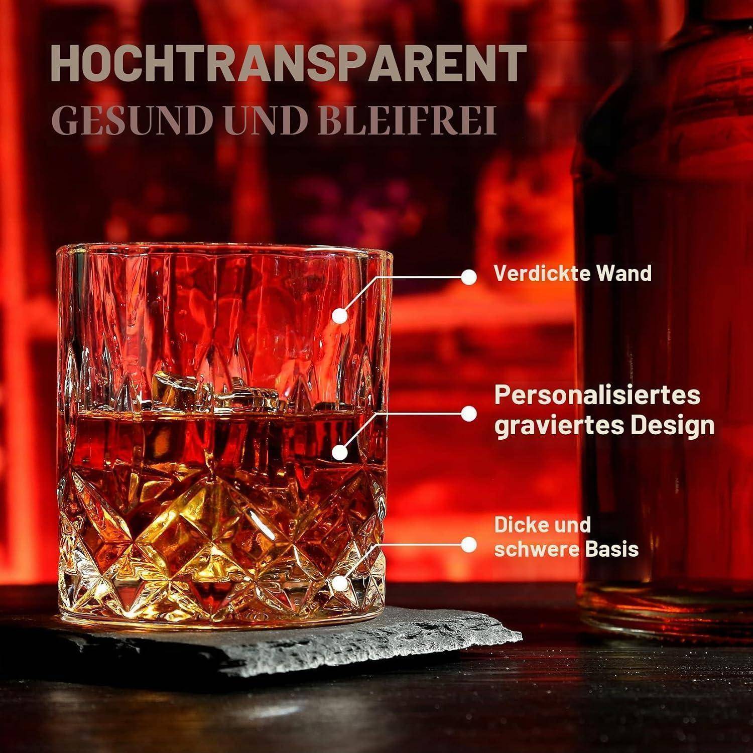 Werbebild eines geschliffenen Kristallglases auf einem Tisch, mit Etiketten in Deutsch mit den Merkmalen: 'Verdickte Wand', 'Personalisiertes graviertes Design' und 'Dicke und schwere Basis'.