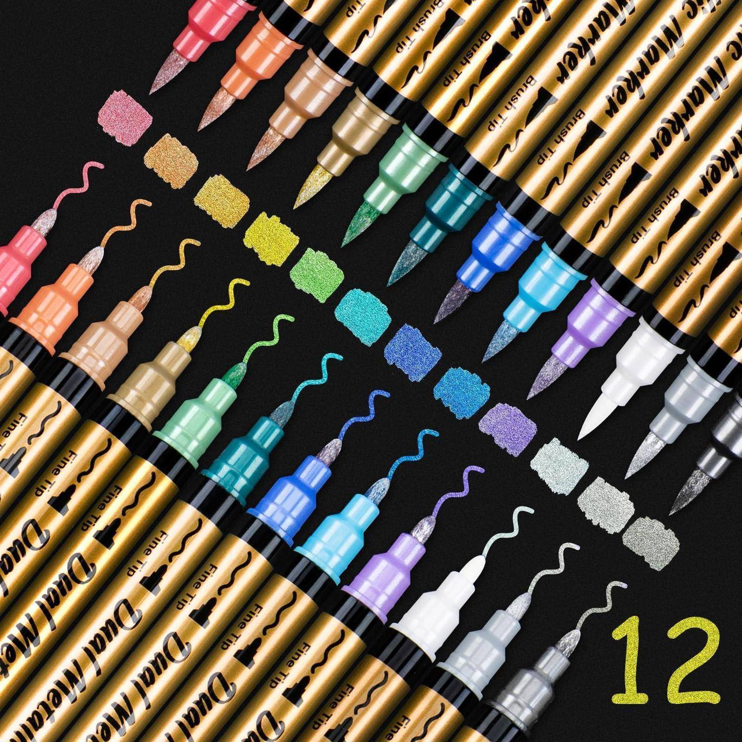 Assortierte metallische Doppelspitz-Marker diagonal angeordnet, zeigend passende farbige Glitter-Muster und die gelbe Zahl „12