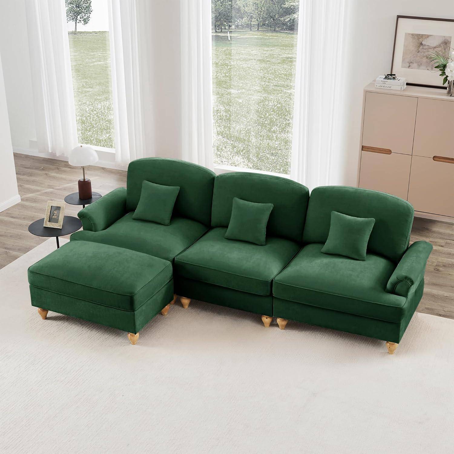 Grünes dreieiliges Sofa mit Chaiselongue und passenden Kissen in einem hellen Wohnzimmer mit großen Fenstern und einem Sideboard.