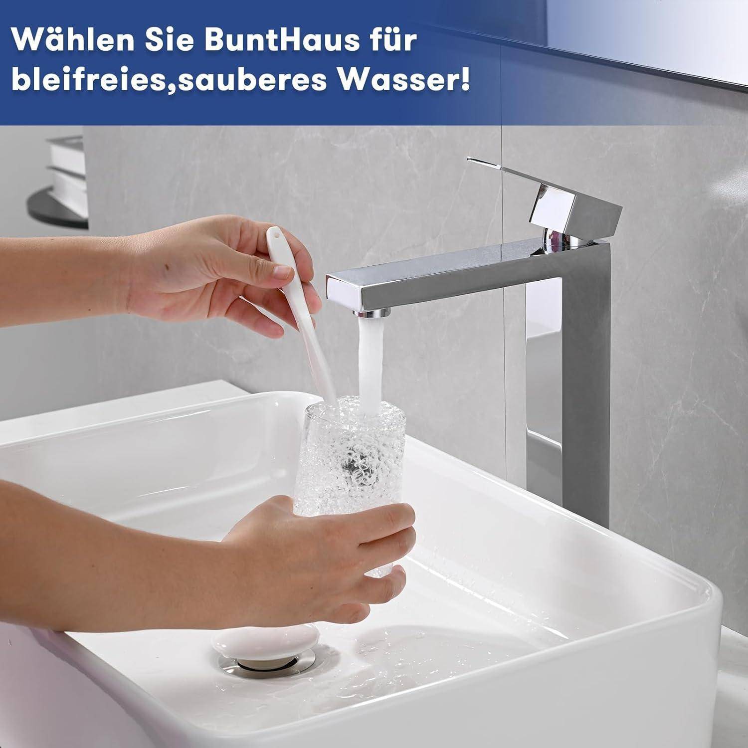 Hände spülen ein Glas unter einem modernen Wasserhahn; Banner sagt „Wählen Sie BuntHaus für bleifreies, sauberes Wasser!