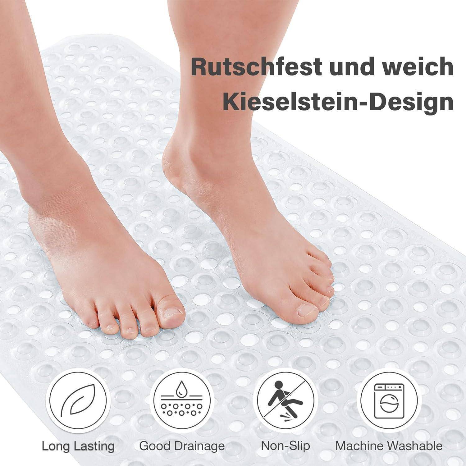 Nackte Füße auf einer klaren, strukturierten Badematten aus Kieselsteinen mit deutschem Text „Rutschfest und weich Kieselstein-Design