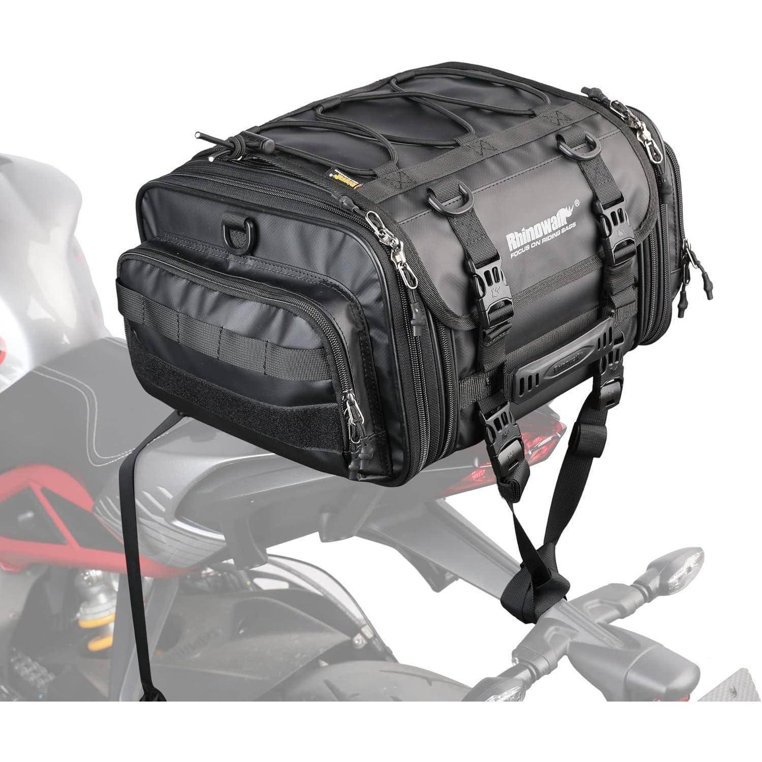 Schwarze Motorrad-Hecktasche mit mehreren Reißverschlussfächern, Riemen und Schultergurt, montiert auf einem Fahrradsitzträger.