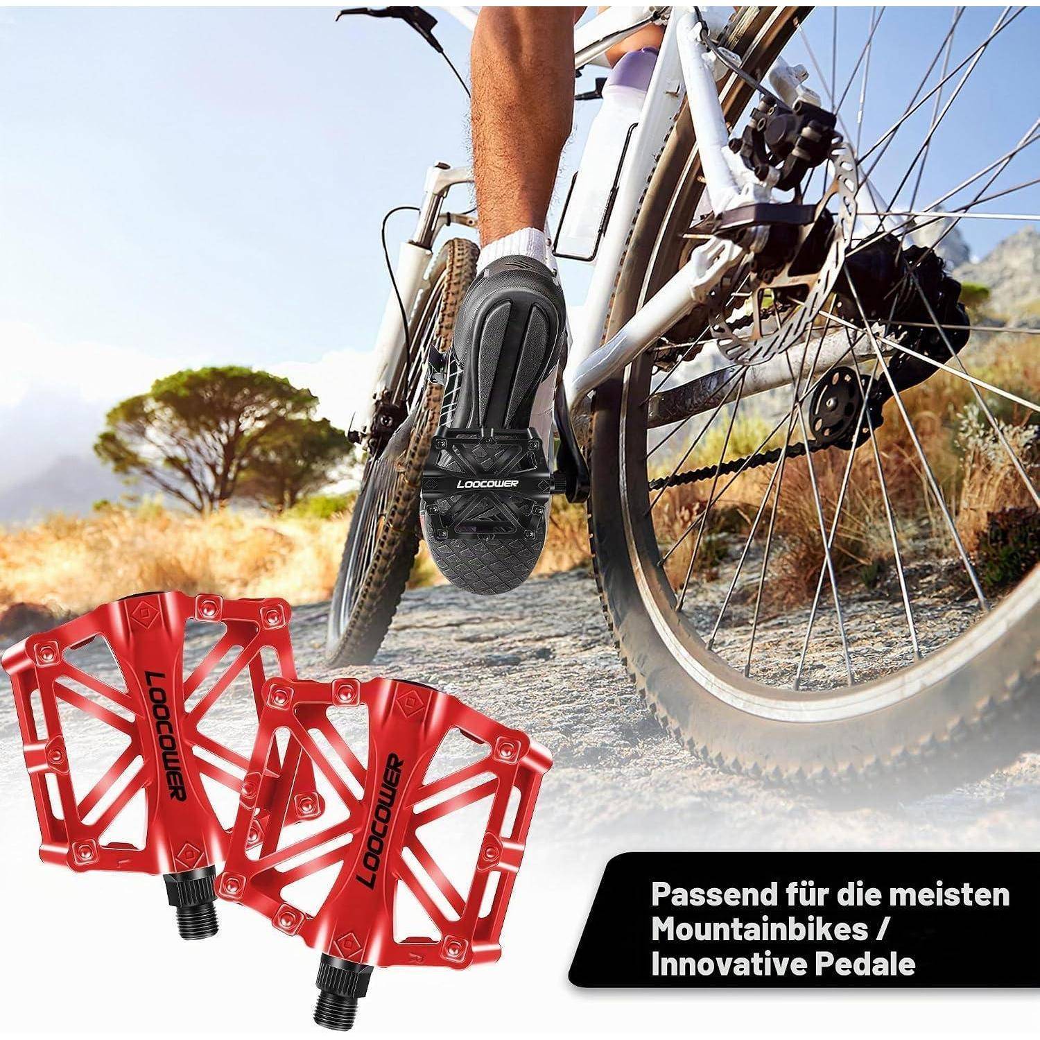 Nahaufnahme eines Mountainbike-Fahrers, der auf einem Trail in die Pedale tritt, mit roten Metallfahrradpedalen unten gezeigt und Text mit der Aufschrift „Passend für die meisten Mountainbikes / Innovative Pedale".