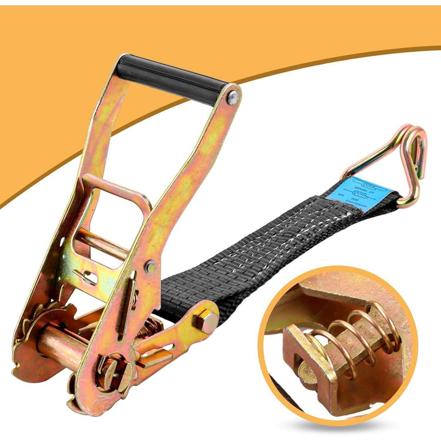 Spannriemen mit Ratschenmechanismus und Metallspanner mit Haken, plus vergrößerte Detailaufnahme des Ratschenmechanismus.
