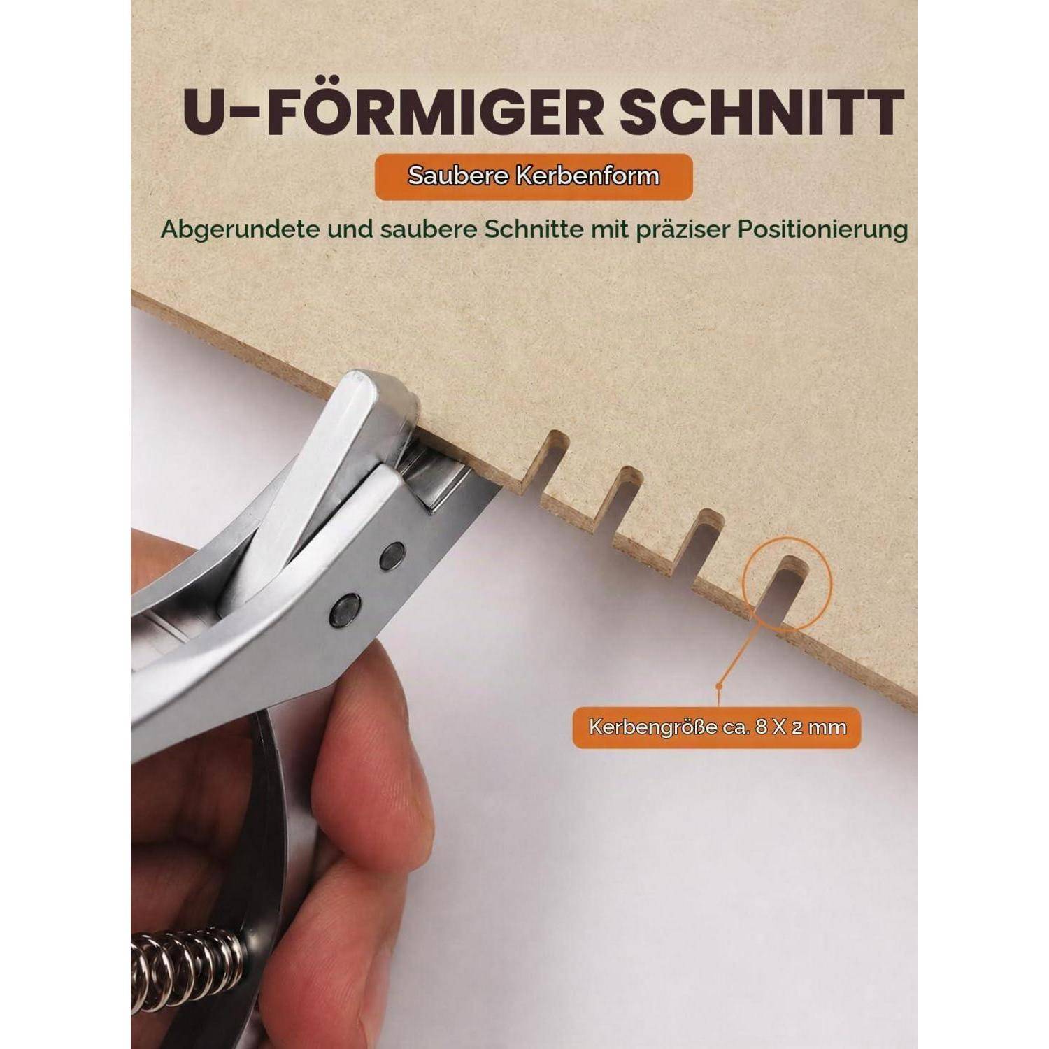 Werbebild einer Hand, die ein Stanzwerkzeug hält und U-förmige Kerben in Karton schneidet, beschriftet mit 'U-FÖRMIGER SCHNITT', 'Saubere Kerbenform' und 'Kerbengröße ca. 8 X 2 mm'.