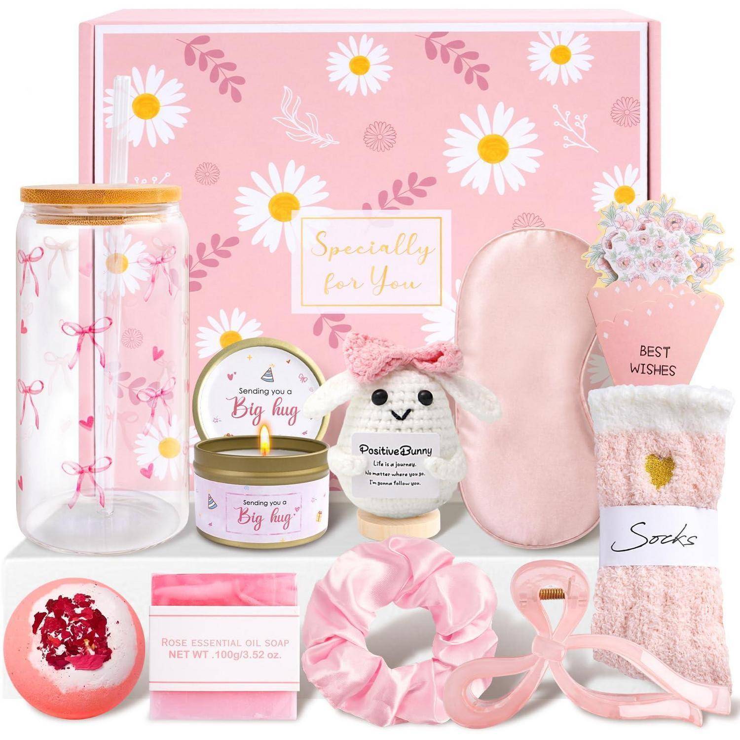 Rosa Geschenkset mit Blumenbox, Glas, Kerze, Seife, Plüschhase, Schlafmaske, Socken, Badeartikel und einem Strauß mit der Aufschrift „Alles Gute