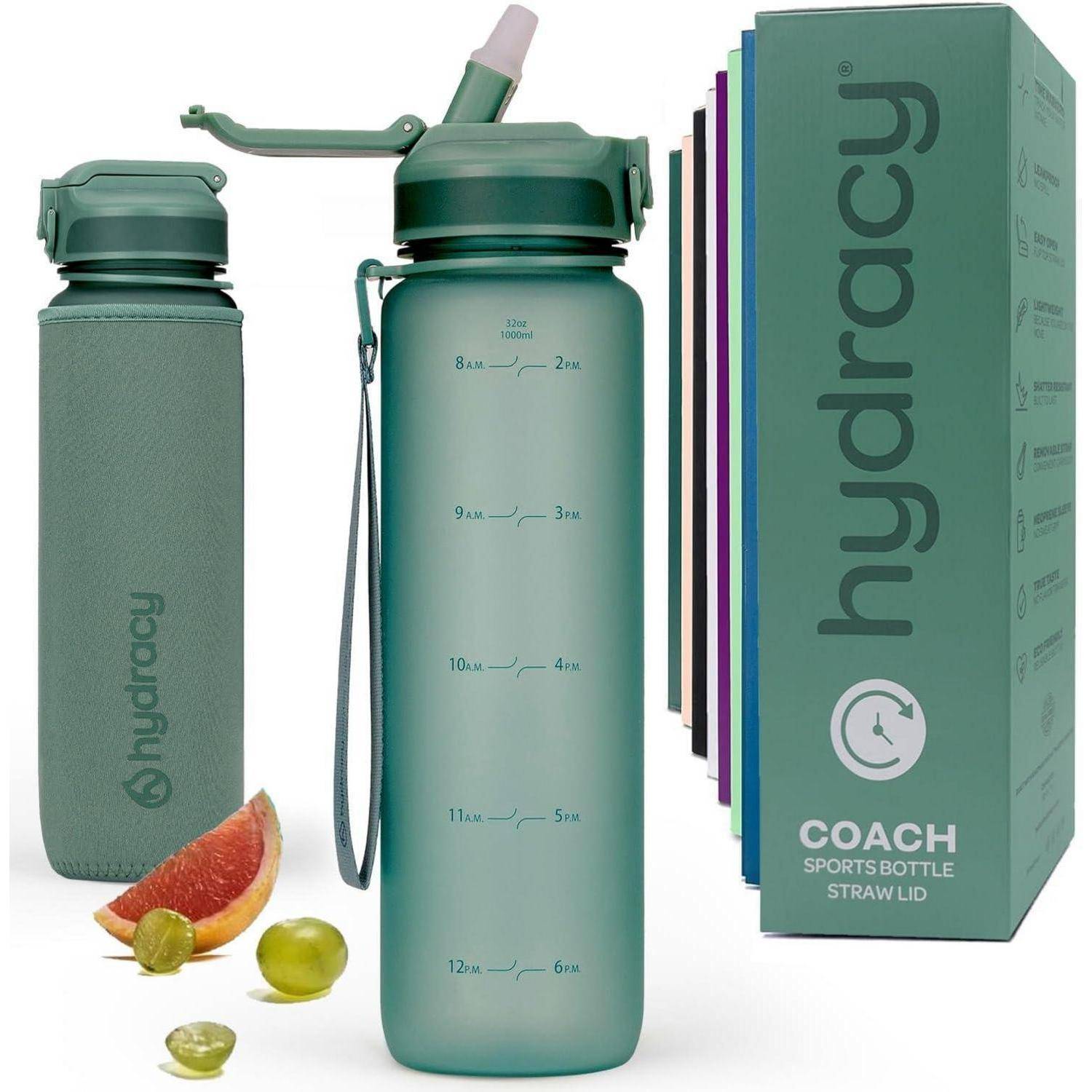 Grüne Hydracy Coach Sporttrinkflasche mit Strohhalm-Deckel, gezeigt mit Verpackungsbox und Fruchscheiben daneben.