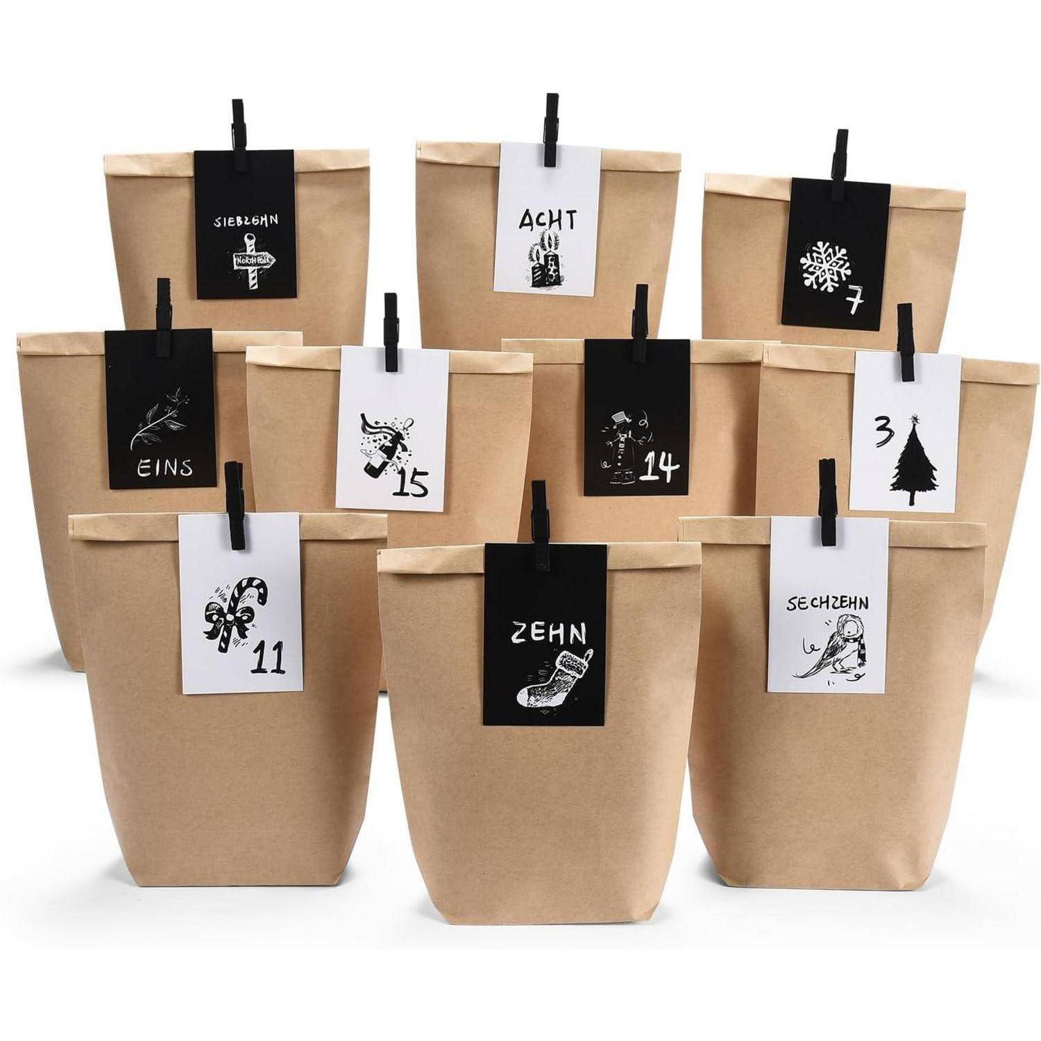 Mehrere braune Papiergeschenktaschen in Reihen angeordnet, jede mit einem nummerierten Etikett auf Deutsch versehen, darunter eins, 3, 7, 8, 10, 11, 14, 15 und sechzehn.