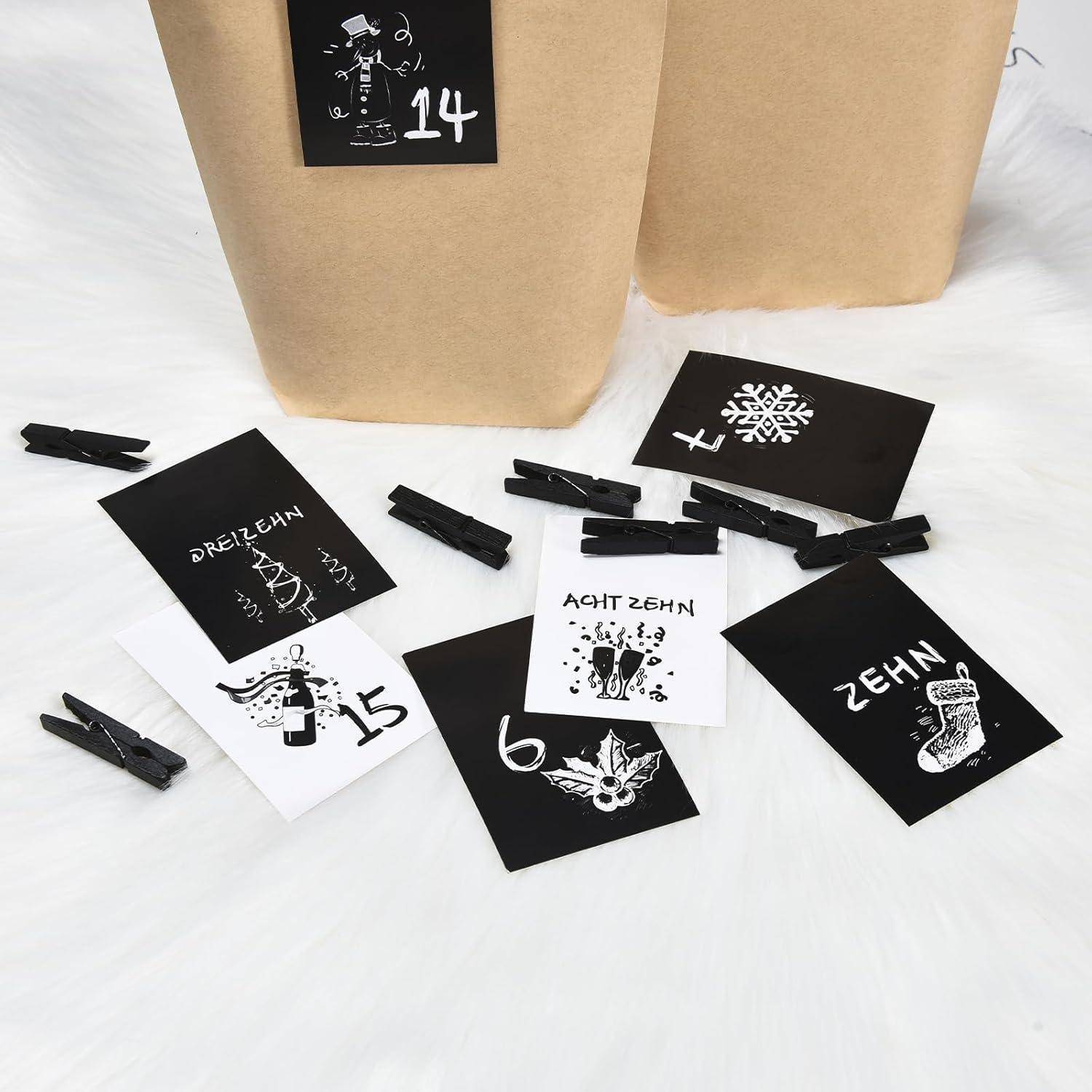 Zwei Kraftpapiertaschen mit schwarz-weißen nummerierten Karten und Mini-Wäscheklammern auf einer weißen Pelzoberfläche arrangiert.