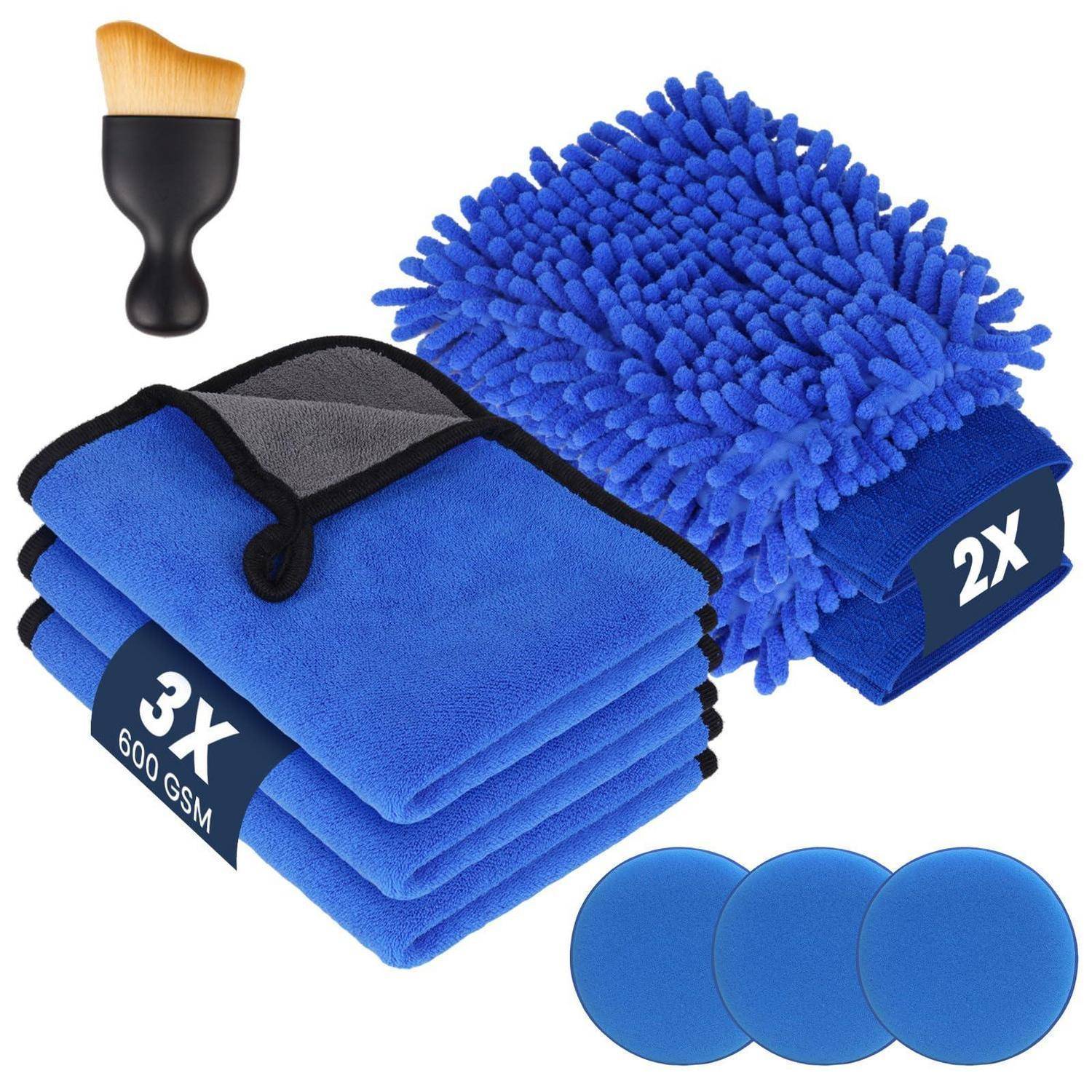 Blaues Autowaschanlagenset mit Mikrofasertüchern mit den Beschriftungen 3X und 2X, einem Waschhandschuh und drei blauen Applikatoren auf weißem Hintergrund.