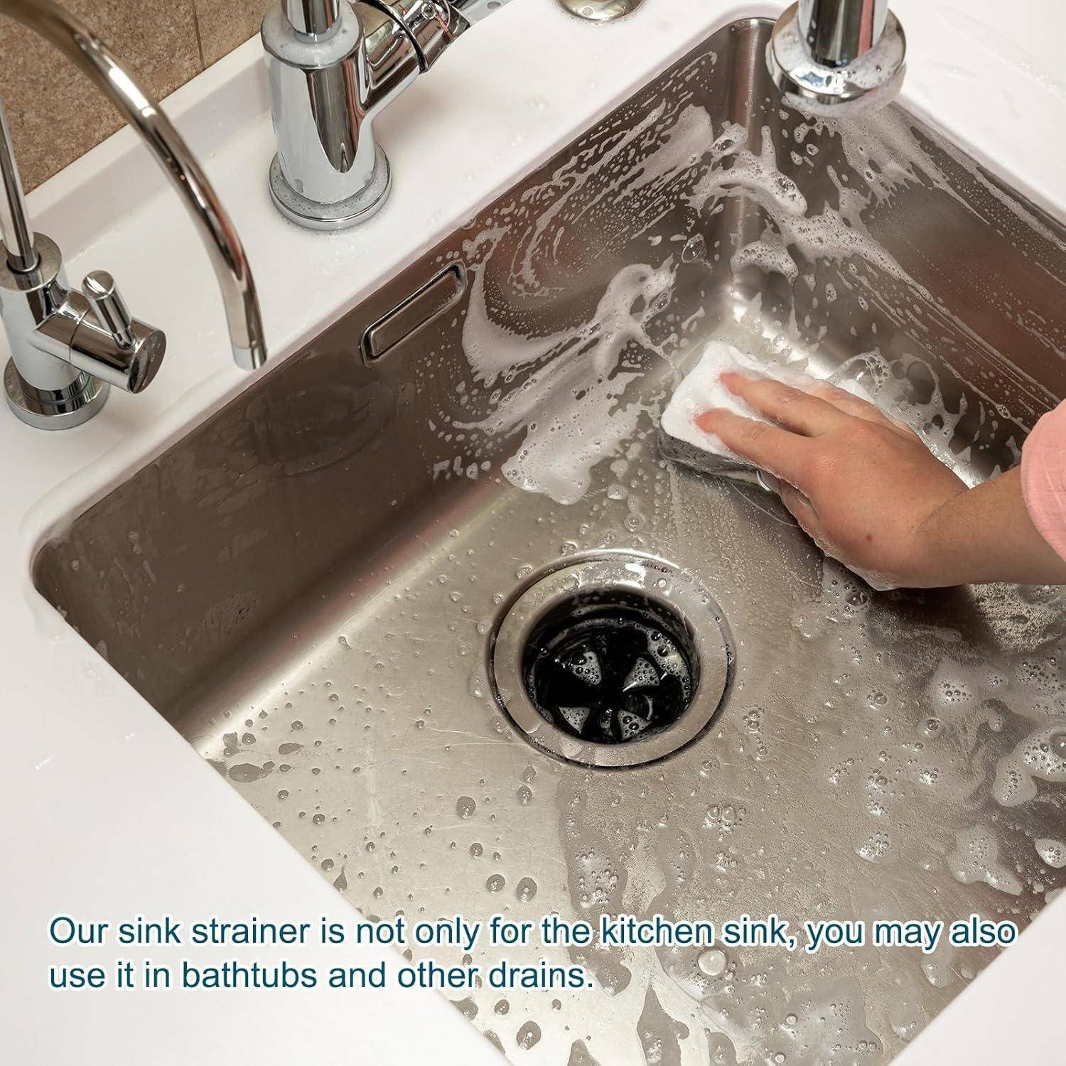Hand wischt über ein schäumendes Edelstahl-Spülbecken in der Nähe des Abflusses; der Text besagt, dass das Spülbecken-Sieb auch in Badewannen und anderen Abflüssen verwendet werden kann.