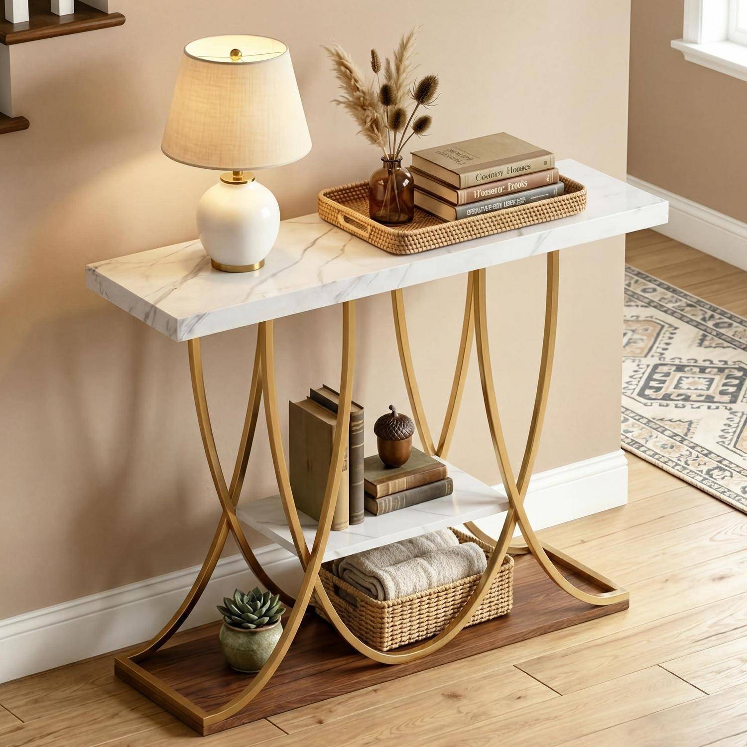 Konsolentisch mit Marmorplatte und gebogenen goldenen Beinen, stilisiert mit einer Lampe, Büchern, einem Tablett, getrockneten Blumen und Aufbewahrungskörben in einem hellen Wohninterieur.