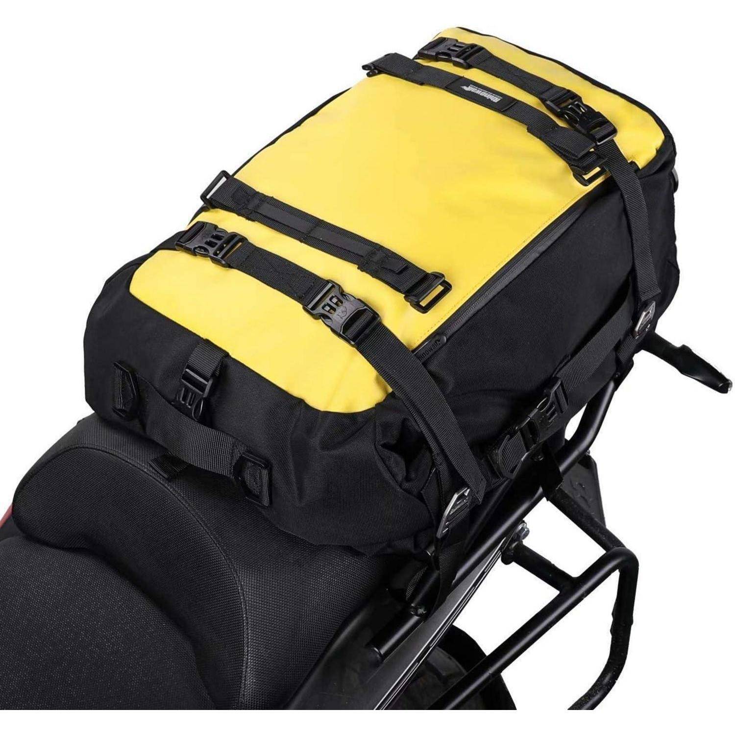 Gelb-schwarze Motorrad-Hecktasche, die sicher an der Rückenlehne und dem Heckgepäckträger eines Motorrads befestigt ist.