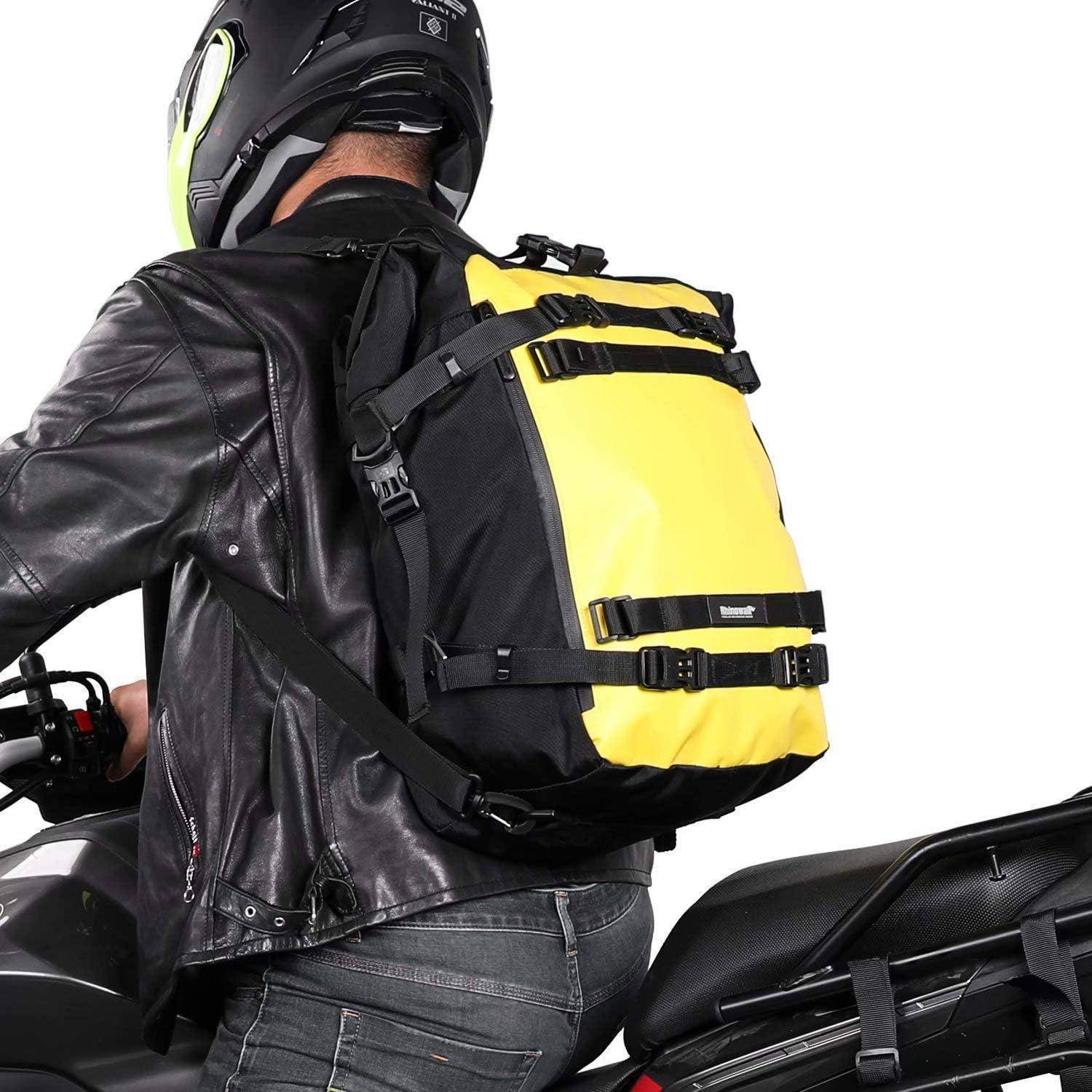 Motorradfahrer trägt eine schwarze Jacke und einen Helm mit einem leuchtend gelben Rucksack, während er auf einem Motorrad sitzt.