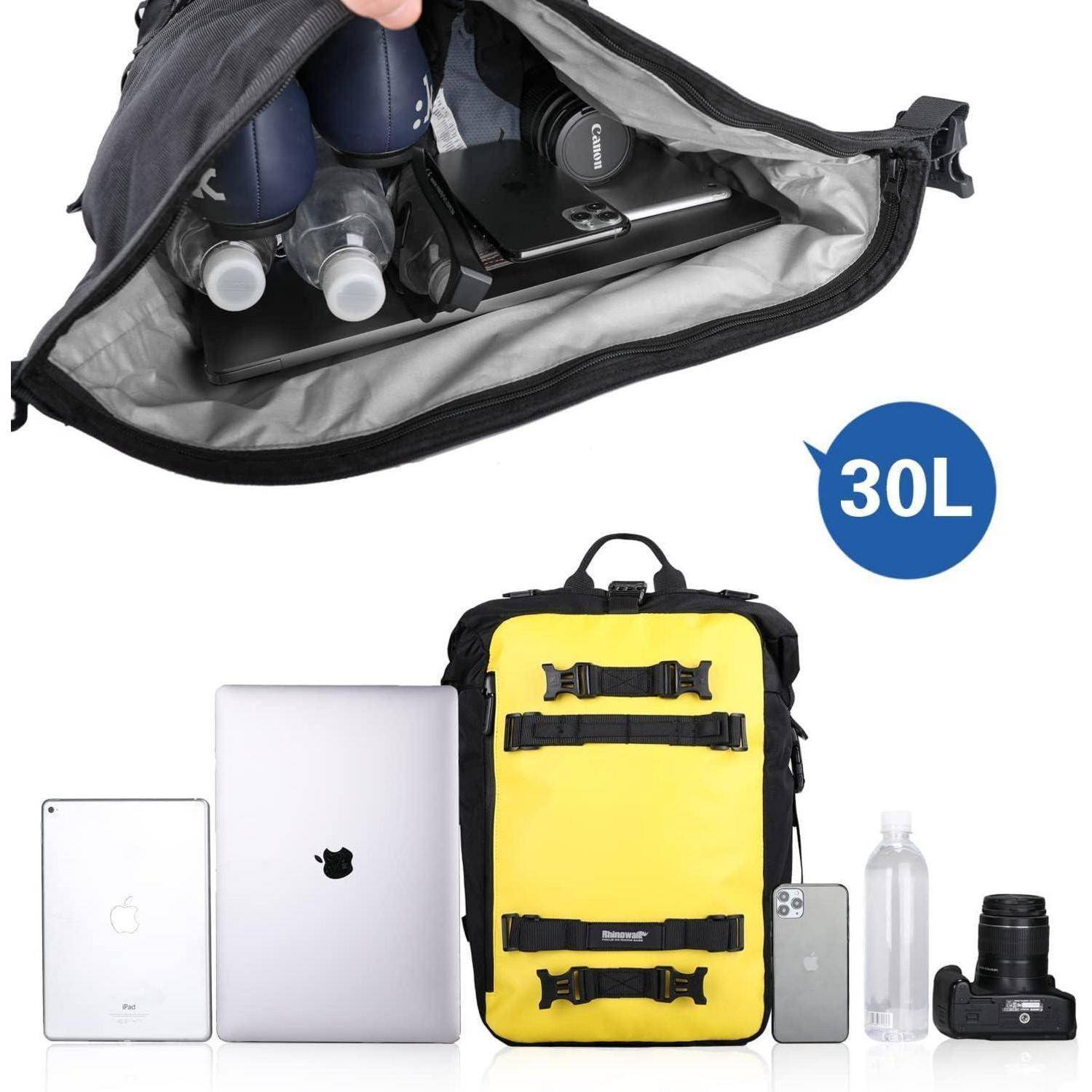 30L gelber Rucksack mit mehreren Riemen und Fächern, der einen Laptop, Tablet, Telefon, Kamera, Wasserflasche und andere Ausrüstung hält, sowie eine offene Ansicht seiner Haupttasche.