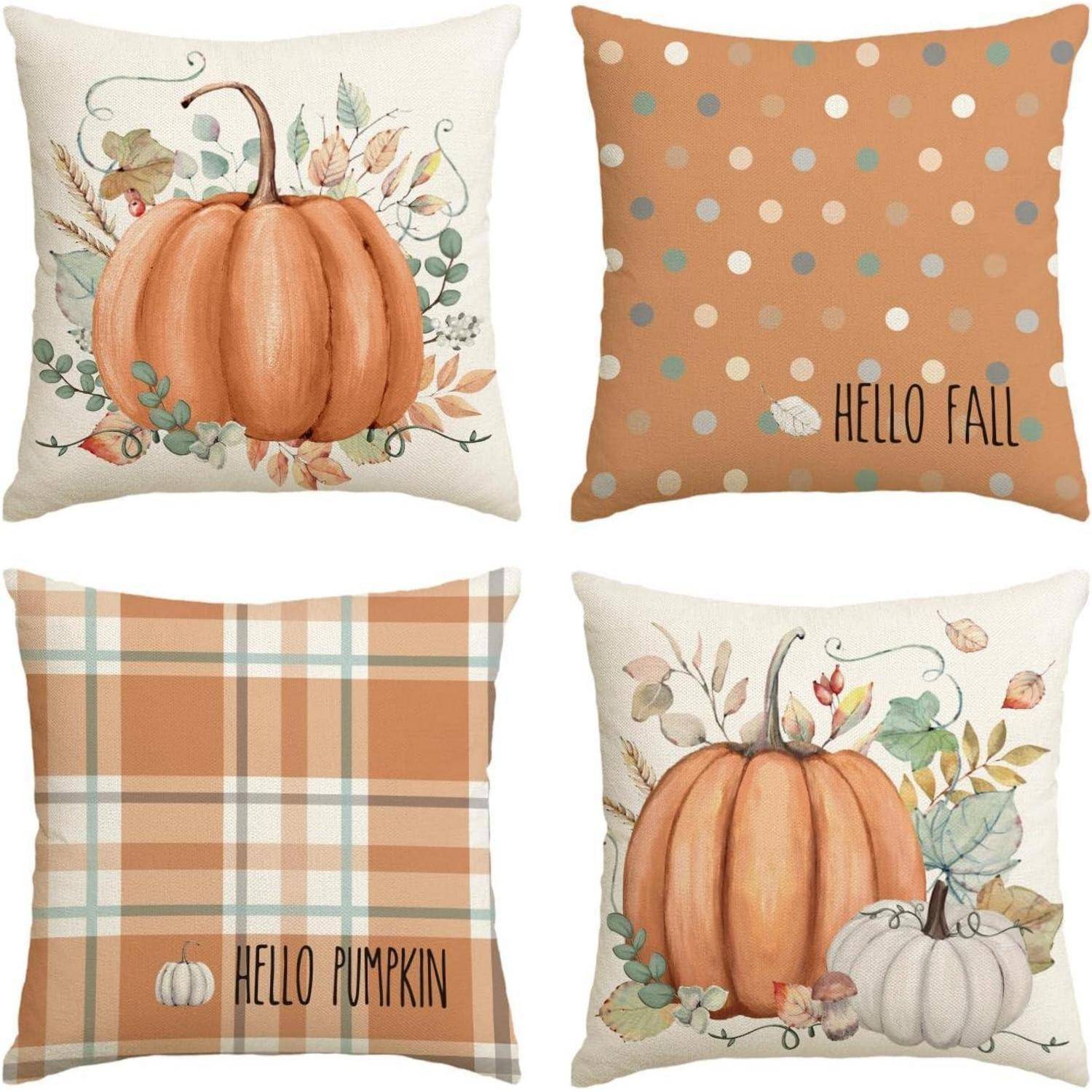 Vier herbstliche Dekokissen: Kürbis-Blumenmuster, ein Dekokissen mit Polka-Dots und der Aufschrift „HELLO FALL
