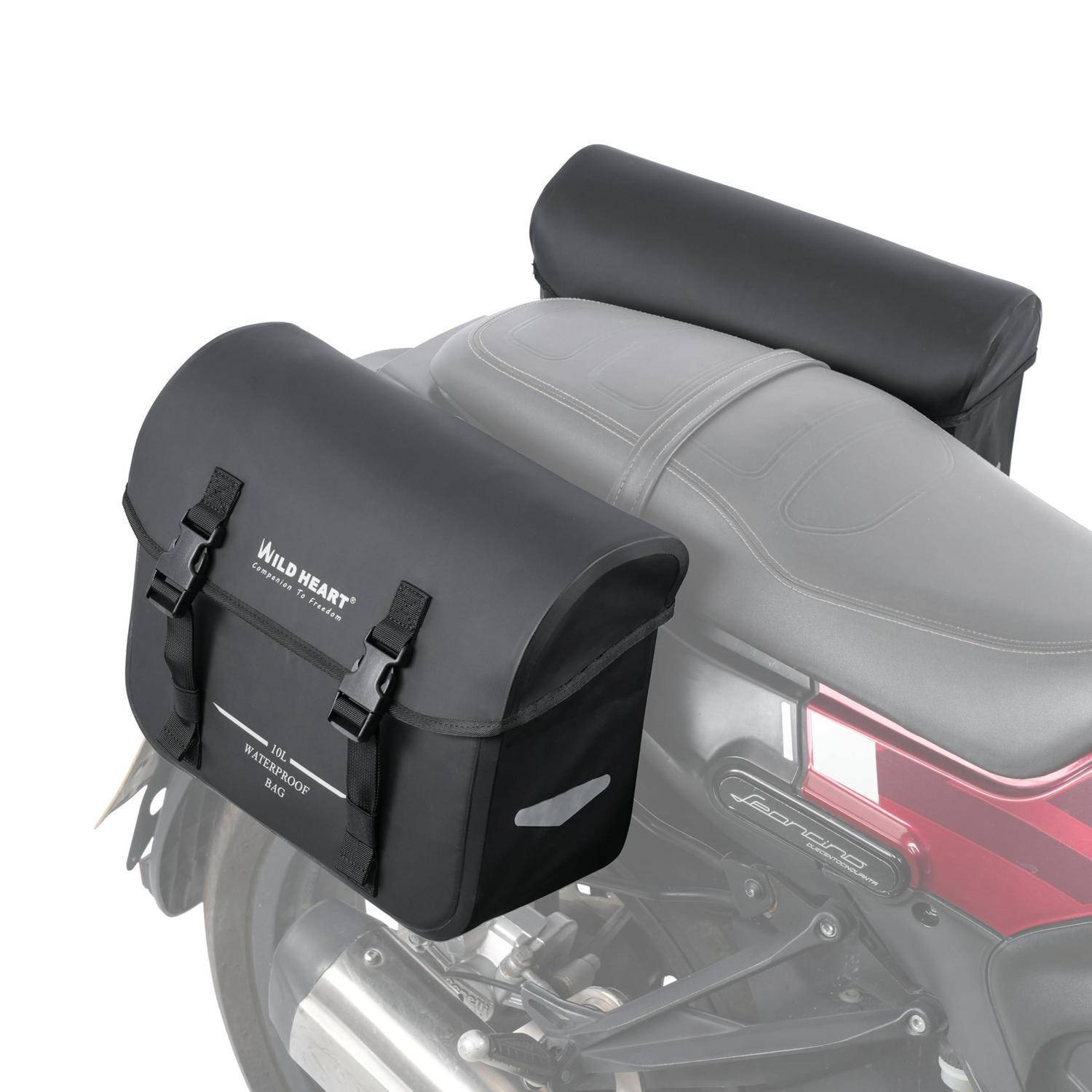 Schwarze Satteltasche an der Seite eines Motorrads befestigt, mit „WILD HEART