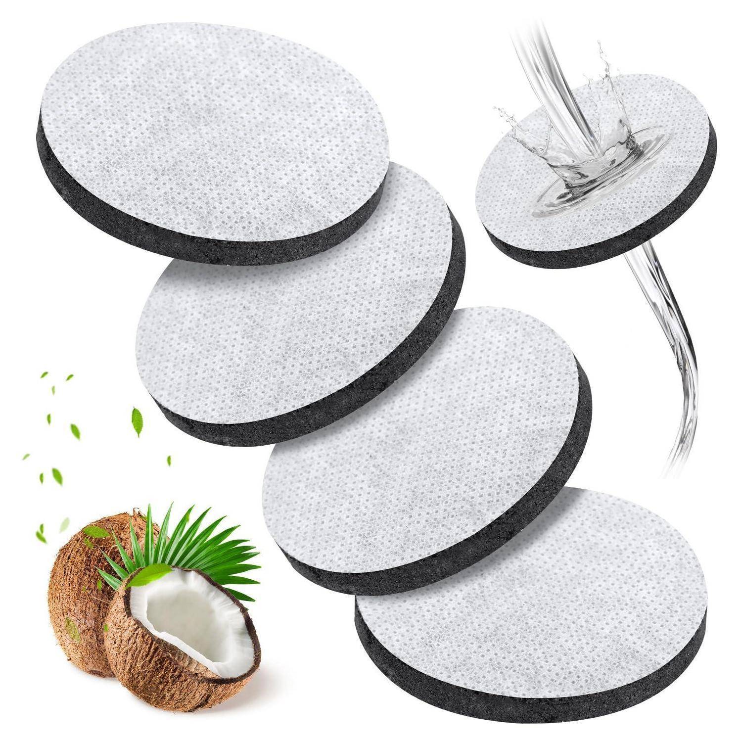 Stapel runder weiß-schwarzer Make-up-Entferner-Pads aus Kokosfaser, mit einem Pad, das Mascara entfernt, und einer Kokosnuss-Grafik, die natürliches Material suggeriert.