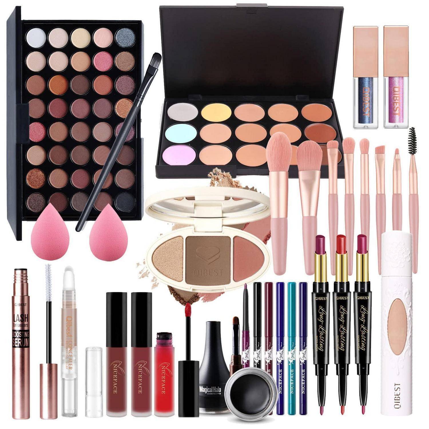 Gemischtes Make-up-Set mit Lidschattenpaletten, Pinseln, Lippenstiften, Eyeliner-Stiften, Mascara, Rouge und Beauty-Schwämmchen auf weißem Hintergrund.